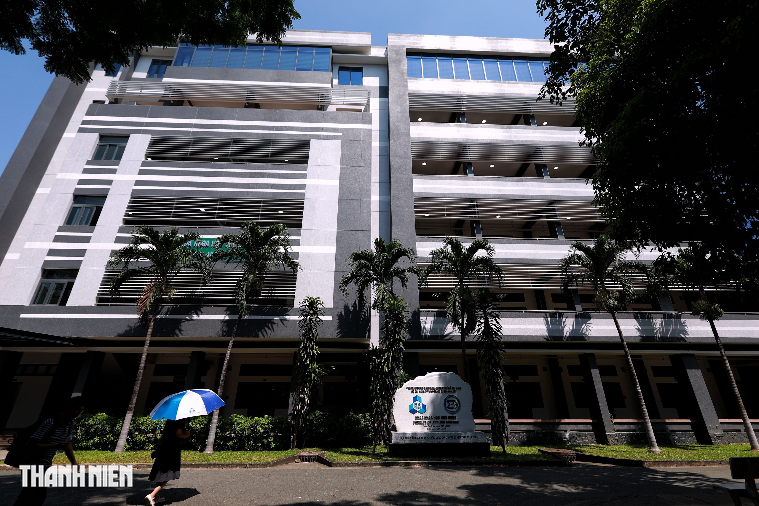 B&ecirc;n trong khu&ocirc;n vi&ecirc;n hơn 14 ha của Trường ĐH B&aacute;ch khoa TP.HCM - Ảnh 6.