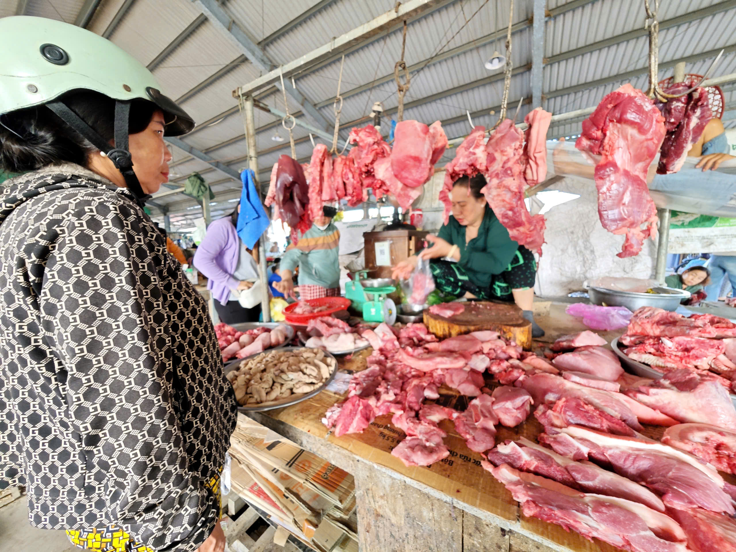 Giá heo hơi hôm nay 17.4.2026: Đồng loạt chững lại- Ảnh 1.