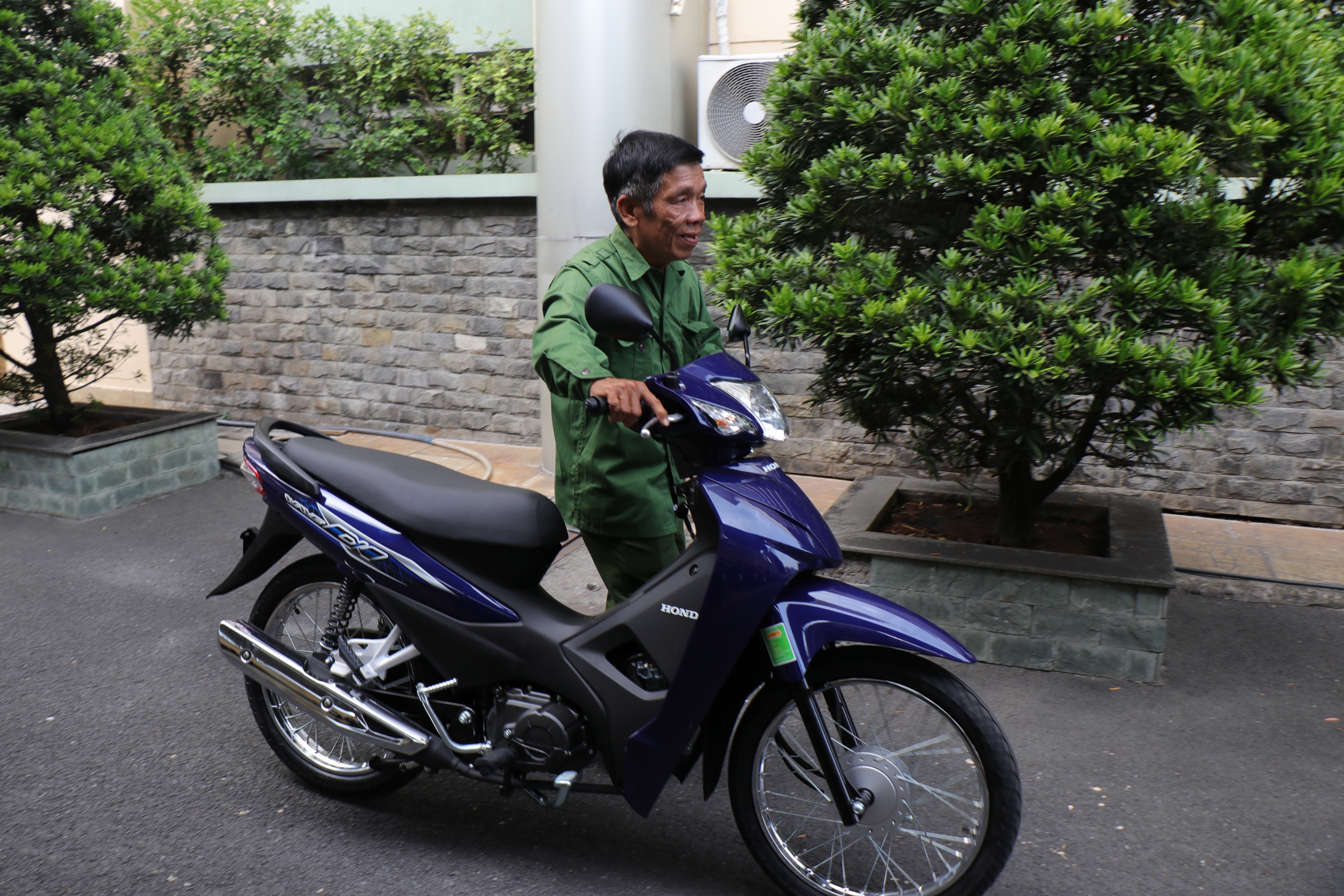 Nghĩa t&igrave;nh đồng đội kh&ocirc;ng phai của Thanh ni&ecirc;n xung phong TP.HCM - Ảnh 4.