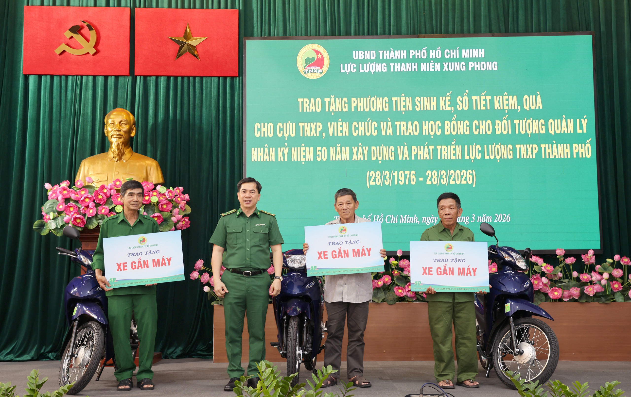 Nghĩa t&igrave;nh đồng đội kh&ocirc;ng phai của Thanh ni&ecirc;n xung phong TP.HCM - Ảnh 3.