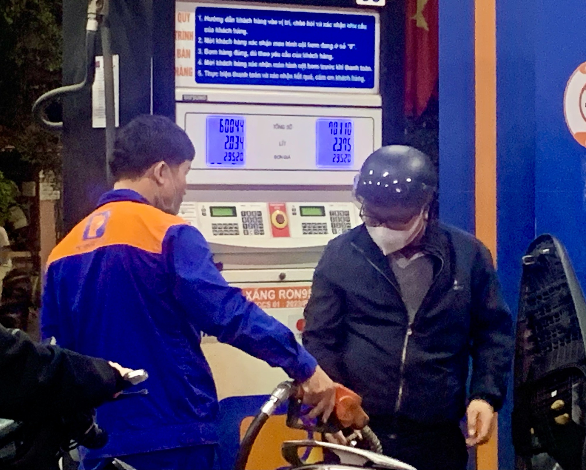 4 lần chi mạnh Quỹ Bình ổn để chặn đà tăng giá xăng dầu- Ảnh 1. 4 lần chi mạnh Quỹ Bình ổn để chặn đà tăng giá xăng dầu- Ảnh 1.