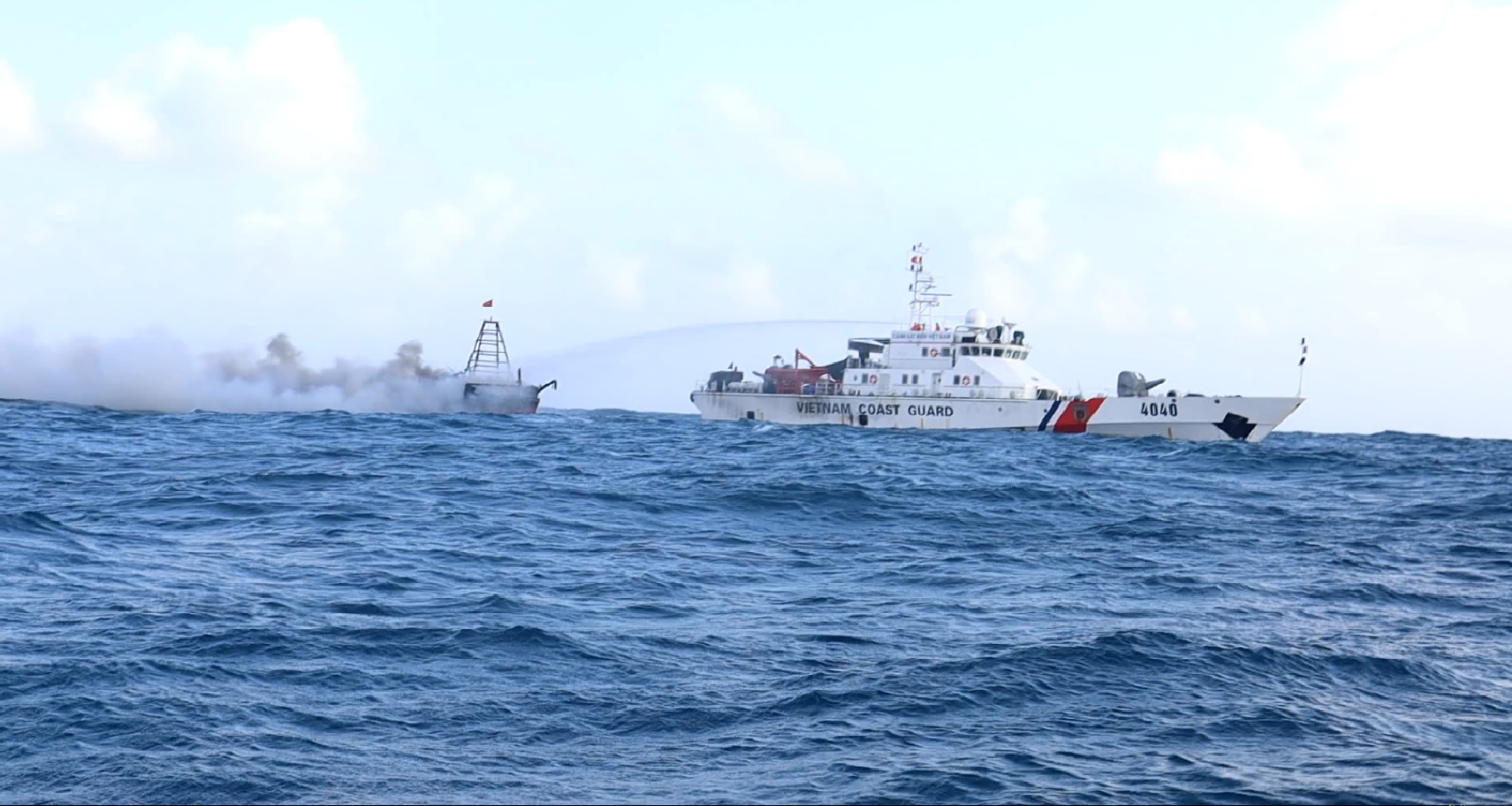 Phú Quốc: Cứu kịp thời 4 thuyền viên tàu cá bị cháy trên biển - Ảnh 1.