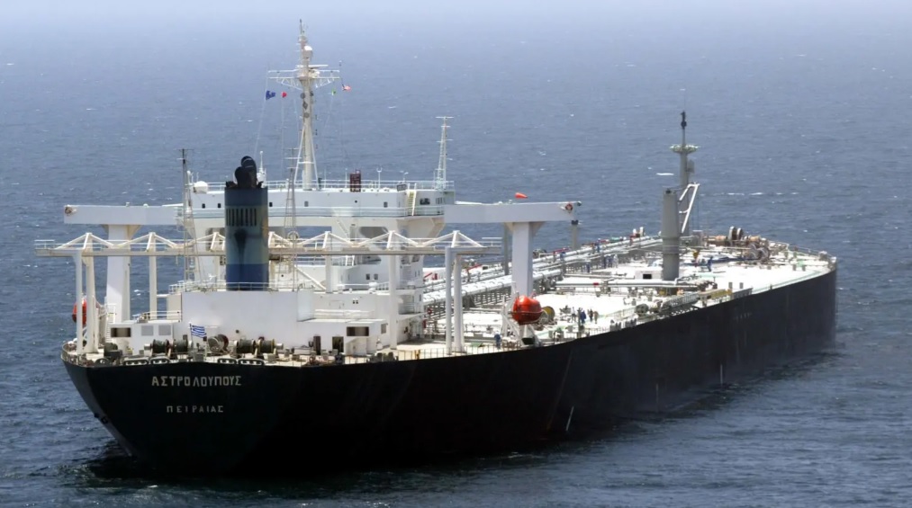 Mỹ tạm cho phép mua dầu Nga bị mắc kẹt trên biển - Ảnh 1.