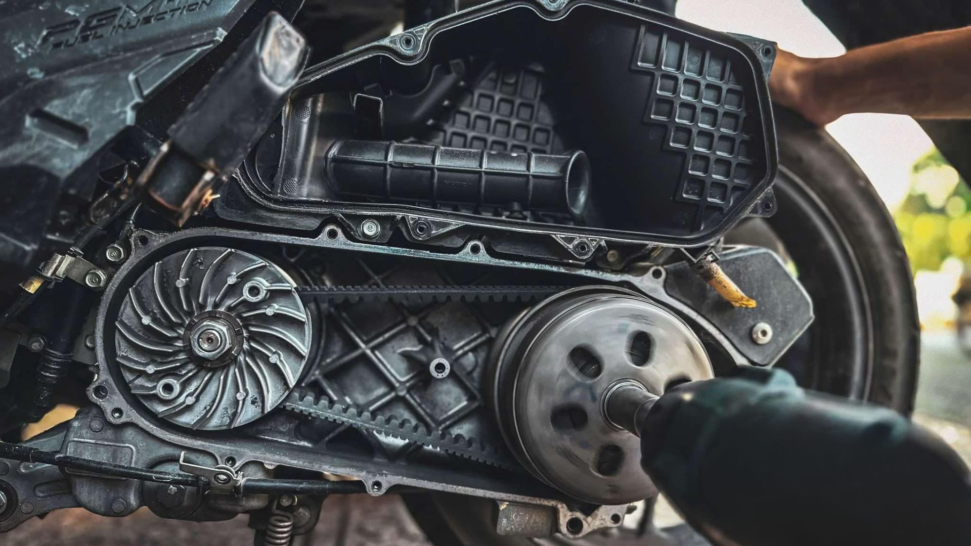 'Bệnh' giật cục, hụt ga trên xe máy đến từ đâu? - Ảnh 4.