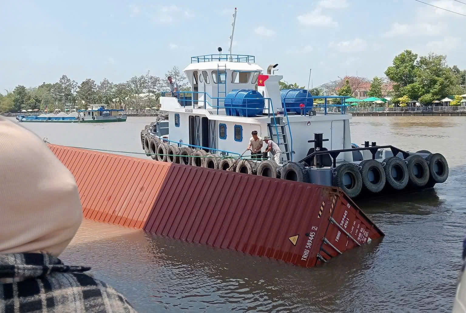 S&agrave; lan chở container vướng d&acirc;y điện tr&ecirc;n k&ecirc;nh Chợ Gạo, rơi 1 container xuống k&ecirc;nh - Ảnh 2.