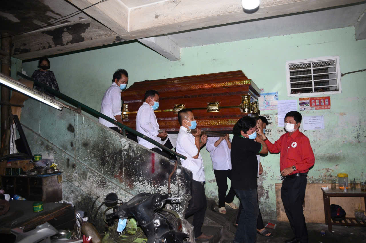 30 năm mai táng miễn phí cho người nghèo: 'Đừng để phải xin lỗi người đã khuất' - Ảnh 3.