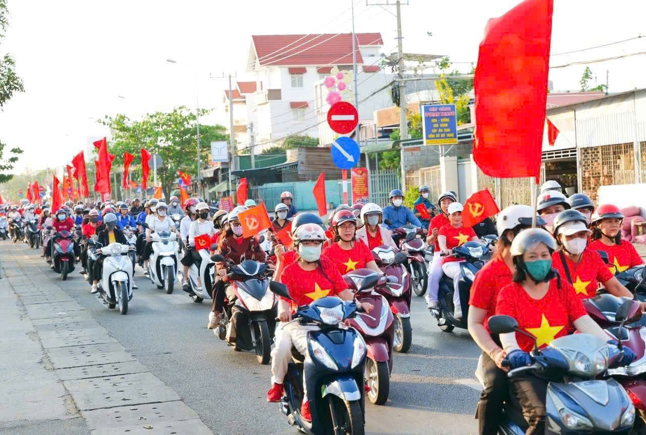 Kh&aacute;nh H&ograve;a rực rỡ cờ hoa ch&agrave;o ng&agrave;y hội bầu cử - Ảnh 8.