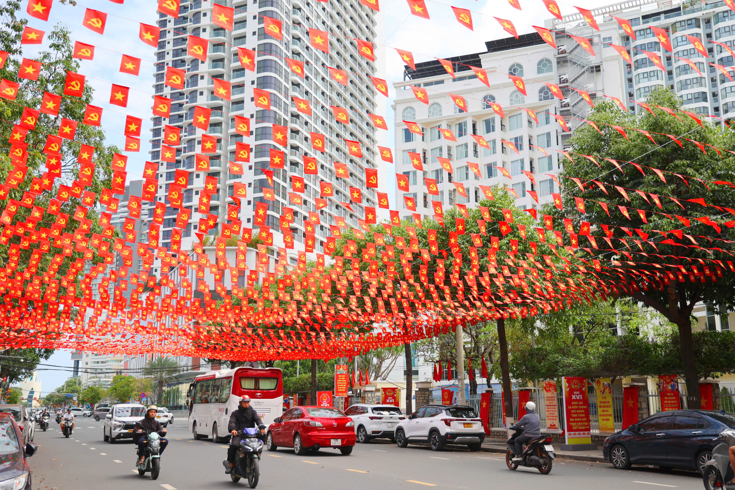 Kh&aacute;nh H&ograve;a rực rỡ cờ hoa ch&agrave;o ng&agrave;y hội bầu cử - Ảnh 1.