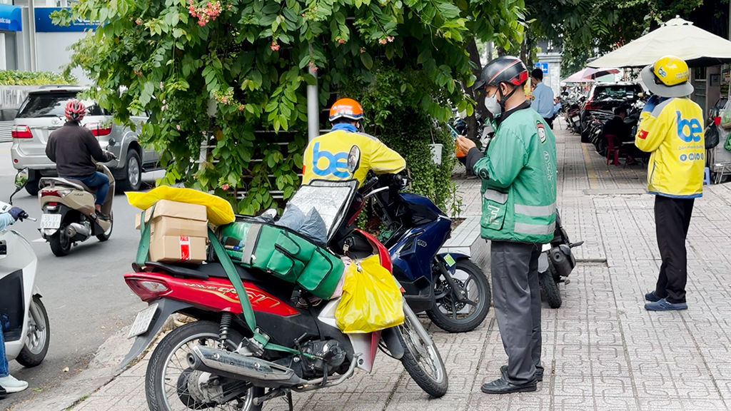 Hàng quán tăng giá, phí ship phụ thu xăng dầu- Ảnh 1.