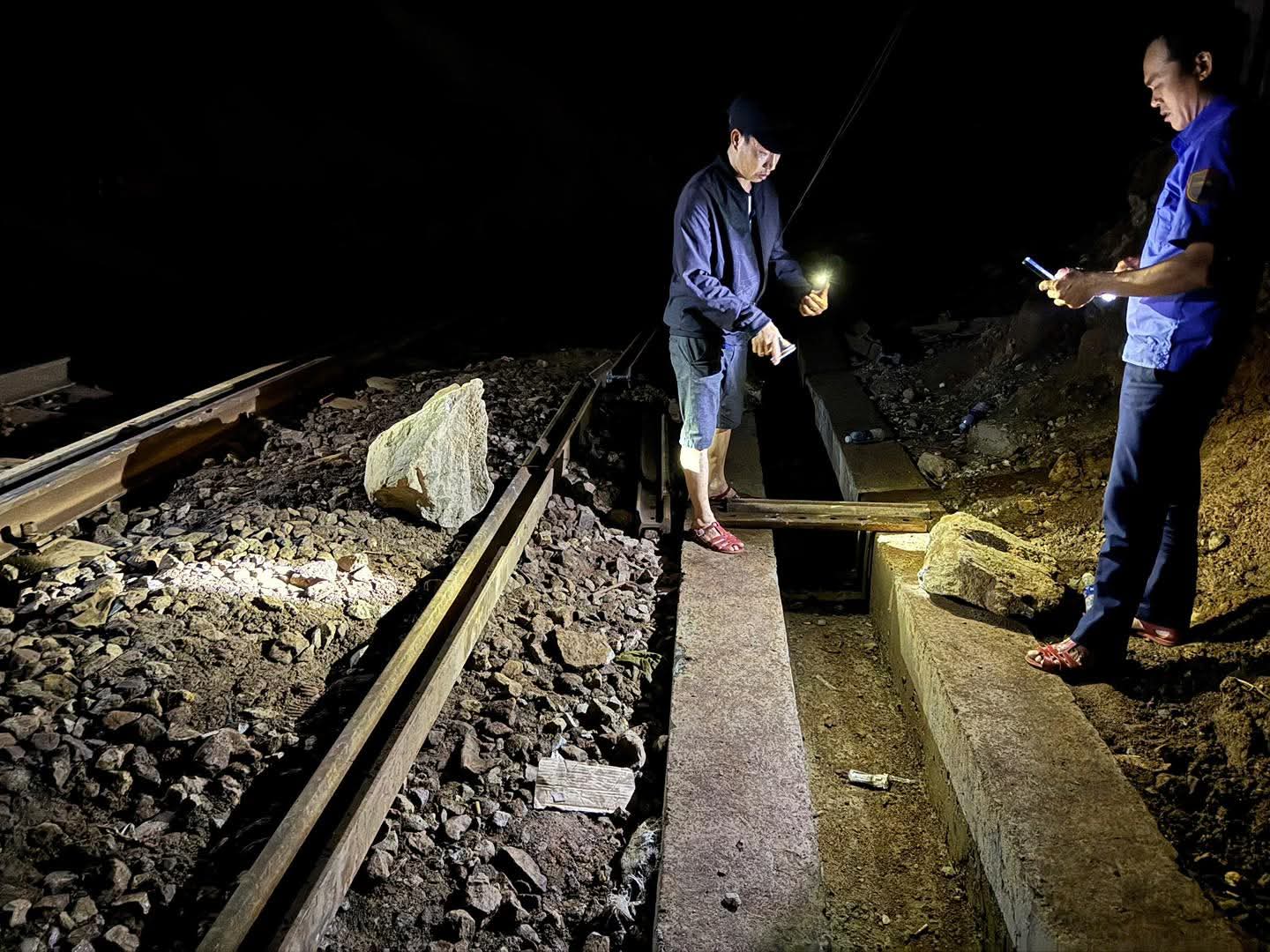 Đá tiếp tục lăn ở đèo Hải Vân, đường sắt phải thông báo tạm dừng chạy tàu- Ảnh 1.