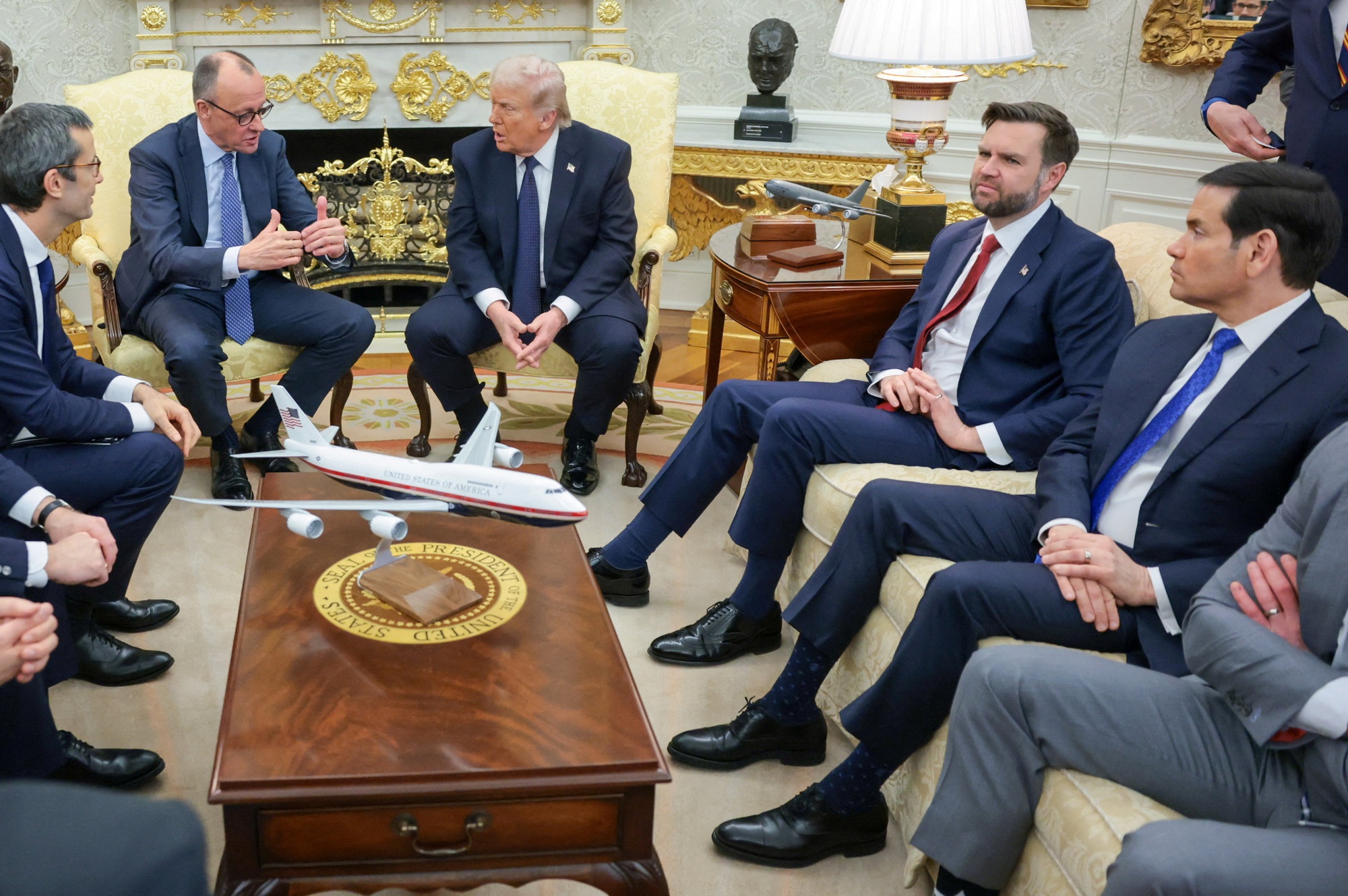Ông Trump giải thích thói quen mua giày tây tặng cấp dưới Ông Trump giải thích thói quen mua giày tây tặng cấp dưới