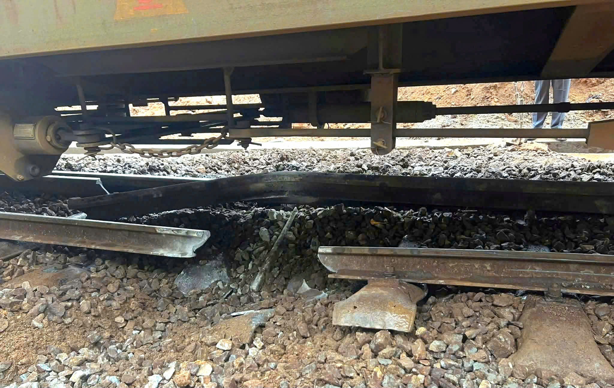 Tàu hàng trật bánh trên đèo Hải Vân, tuyến đường sắt Bắc - Nam tạm gián đoạn- Ảnh 1.