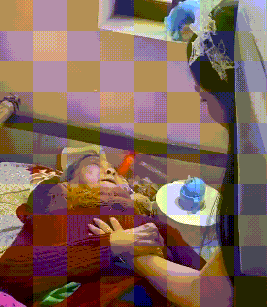 Phía sau khoảnh khắc bà nội 90 tuổi khóc nức nở tiễn cháu gái đi lấy chồng- Ảnh 1.