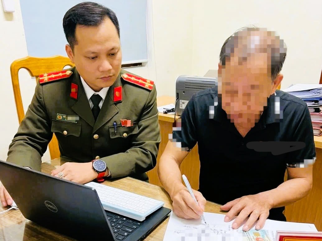 Xúc phạm công an về bầu cử, 2 người đàn ông bị phạt 5 triệu đồng - Ảnh 1. Xúc phạm công an về bầu cử, 2 người đàn ông bị phạt 5 triệu đồng - Ảnh 1.