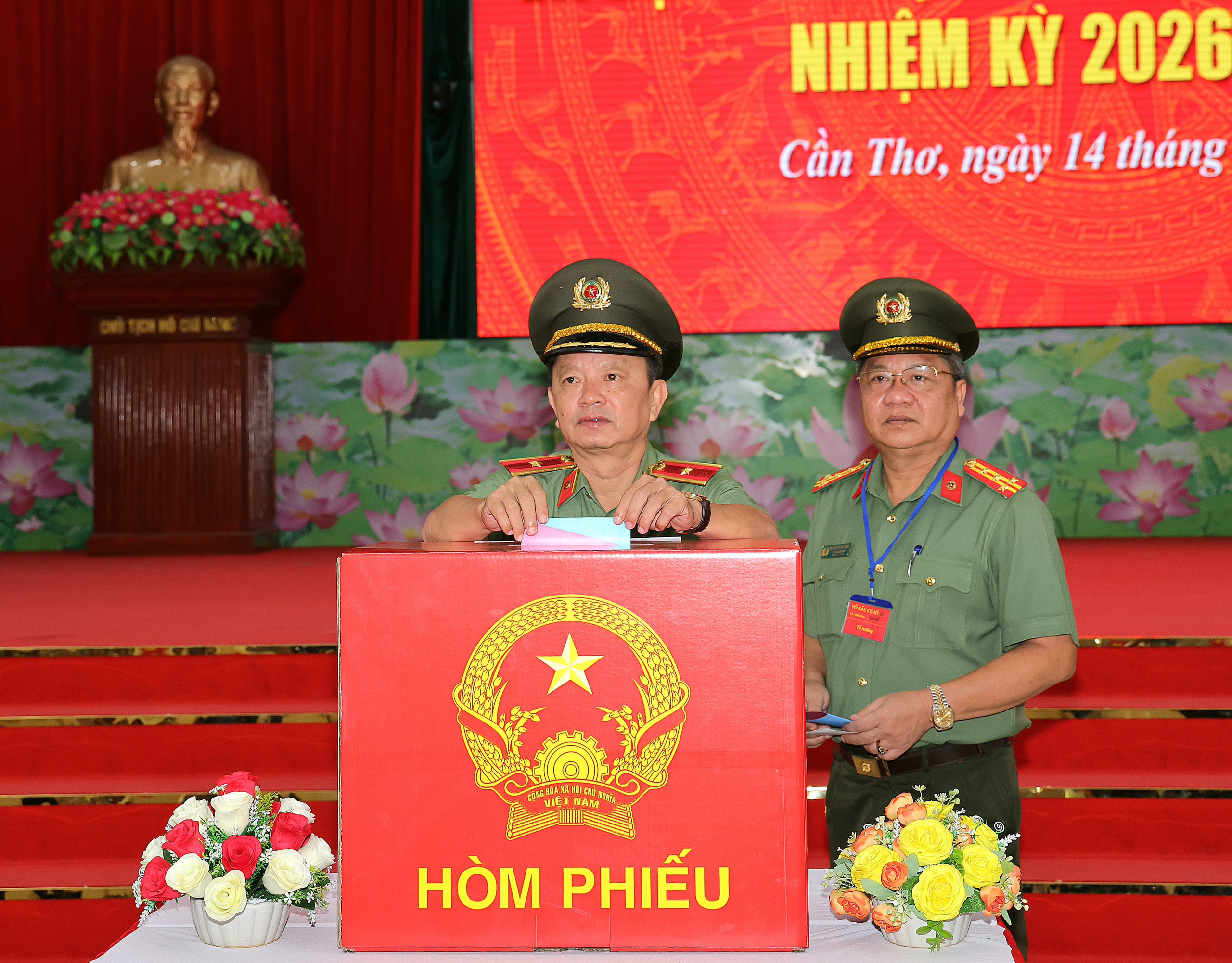 Lực lượng công an, vũ trang Cần Thơ bầu cử sớm để làm nhiệm vụ đặc thù - Ảnh 2.