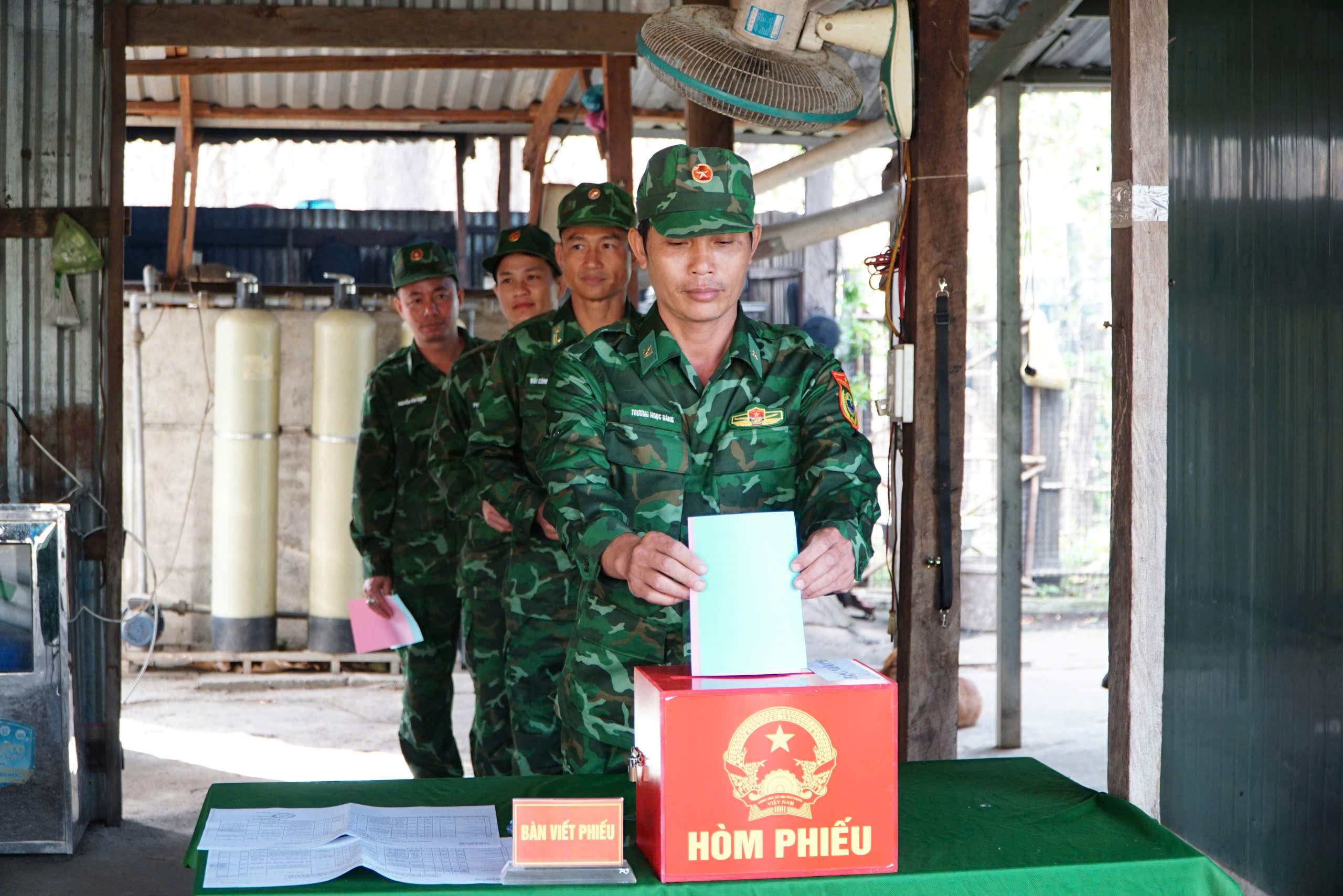 Bầu cử Quốc hội: Hòm phiếu lưu động đến vùng biên giới- Ảnh 6.