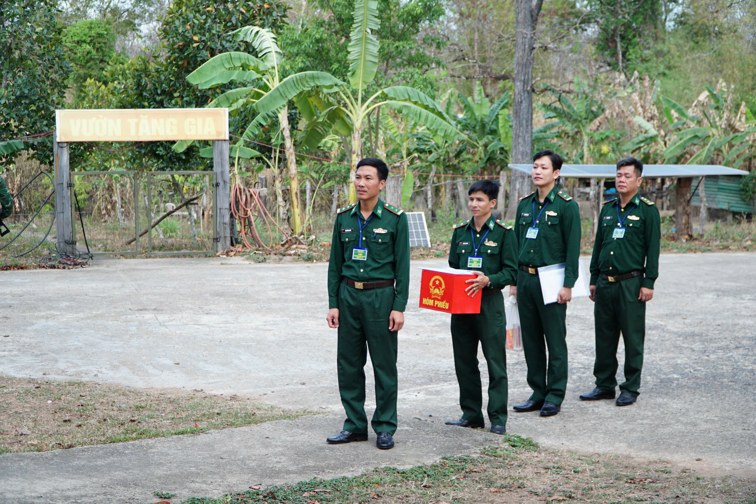 Bầu cử Quốc hội: Hòm phiếu lưu động đến vùng biên giới- Ảnh 3.