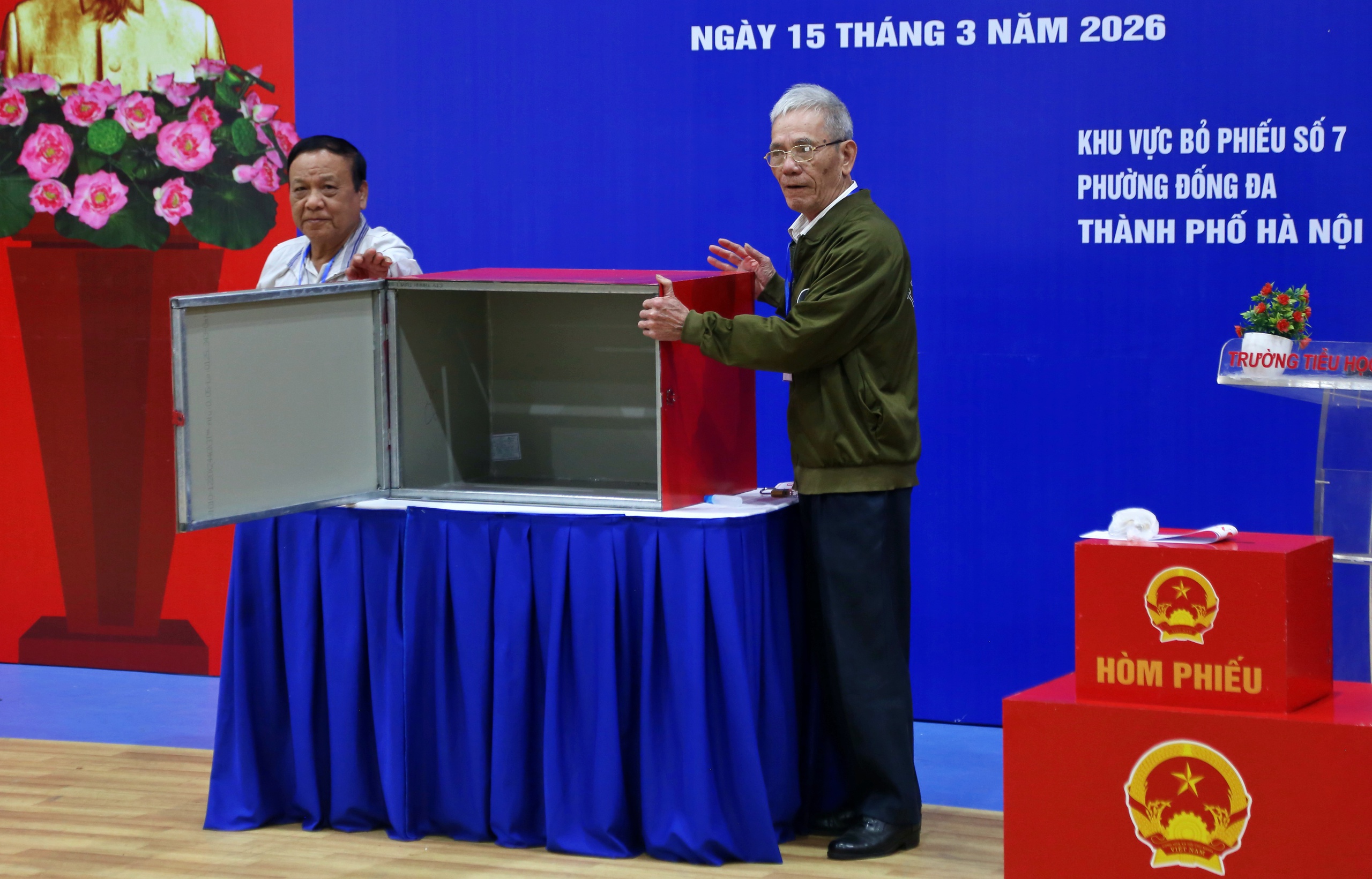 Hà Nội: Phường có hơn 6 vạn cử tri vận hành thử quy trình bỏ phiếu bầu cử- Ảnh 4. Hà Nội: Phường có hơn 6 vạn cử tri vận hành thử quy trình bỏ phiếu bầu cử- Ảnh 4.