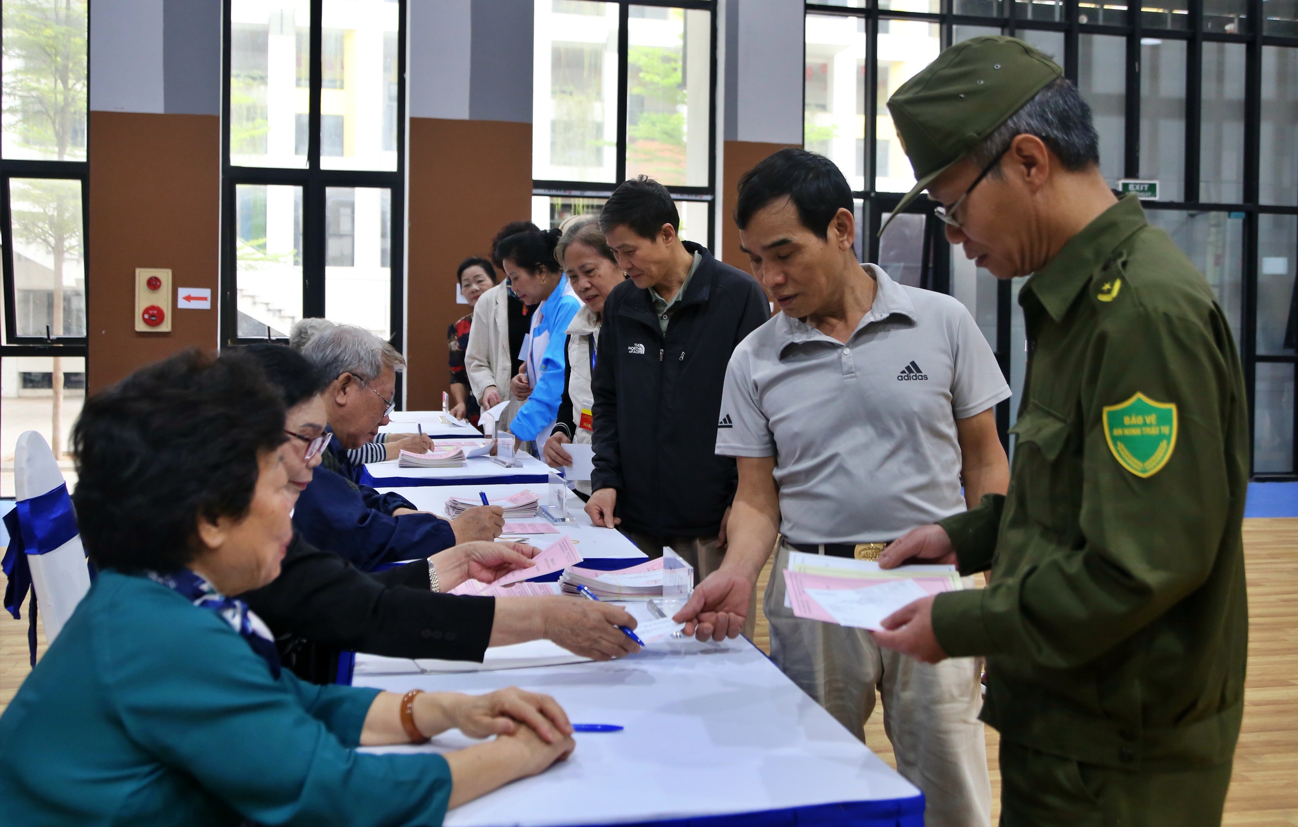 Hà Nội: Phường có hơn 6 vạn cử tri vận hành thử quy trình bỏ phiếu bầu cử- Ảnh 7. Hà Nội: Phường có hơn 6 vạn cử tri vận hành thử quy trình bỏ phiếu bầu cử- Ảnh 7.
