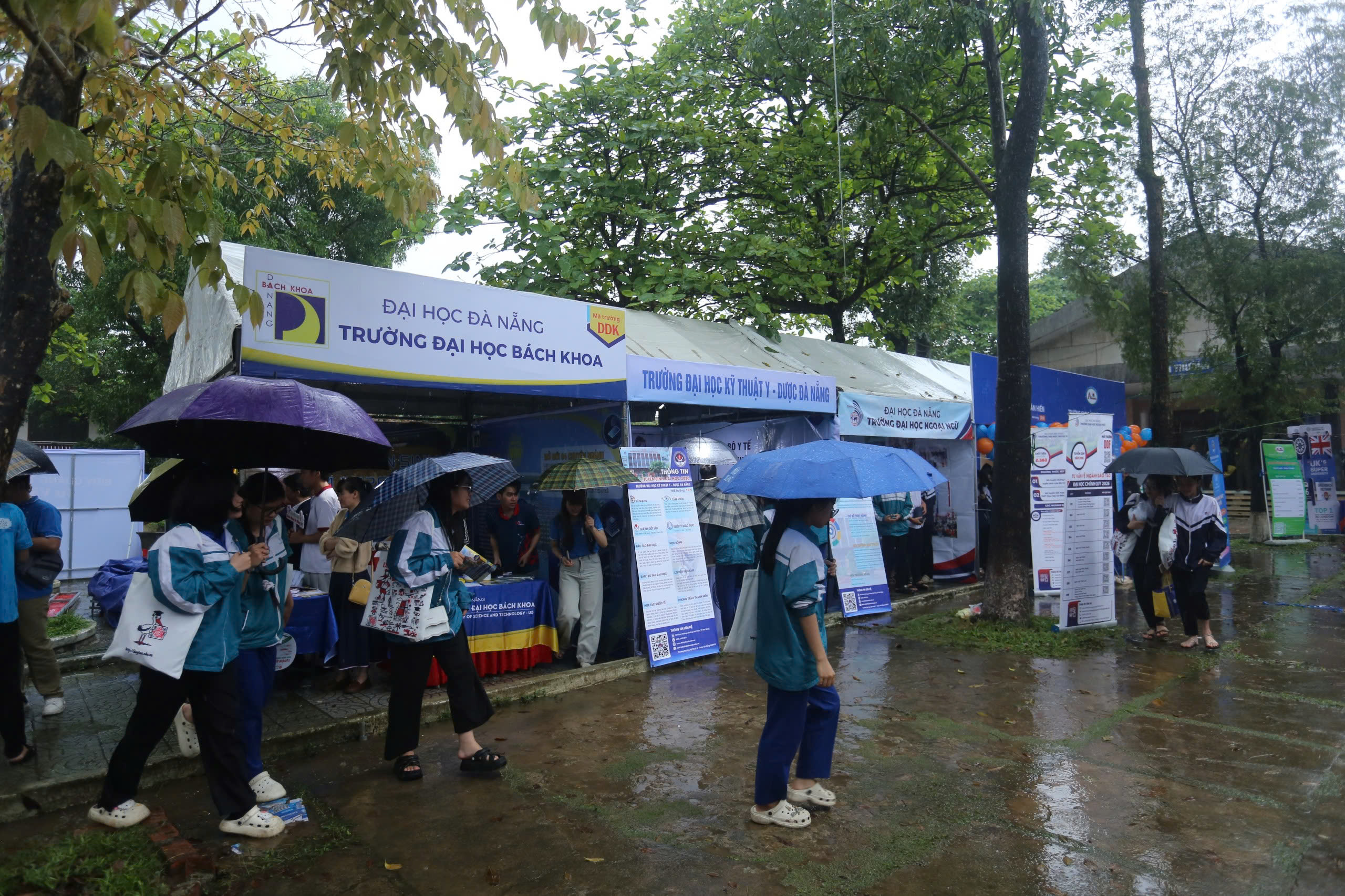 Học sinh Quảng Trị t&igrave;m cơ hội học tập tại Chương tr&igrave;nh Tư vấn m&ugrave;a thi - Ảnh 10.