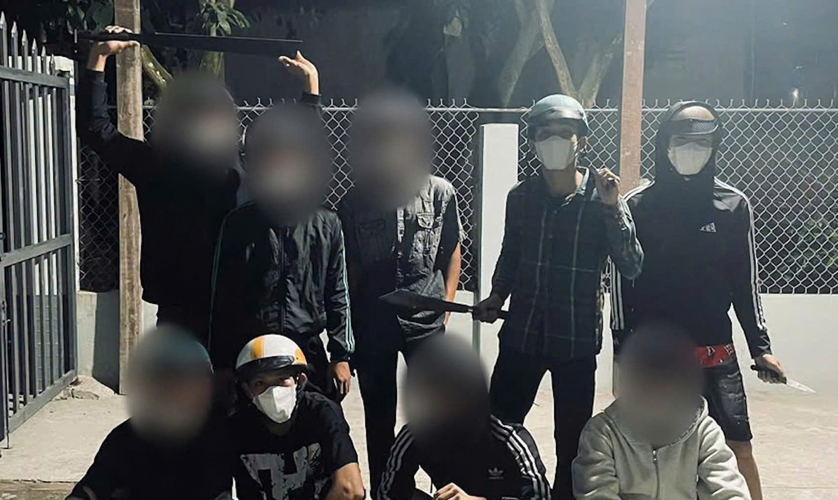 Nhóm thanh thiếu niên mang dao tự chế đi chém người rồi chụp ảnh “kỷ niệm” - Ảnh 1.