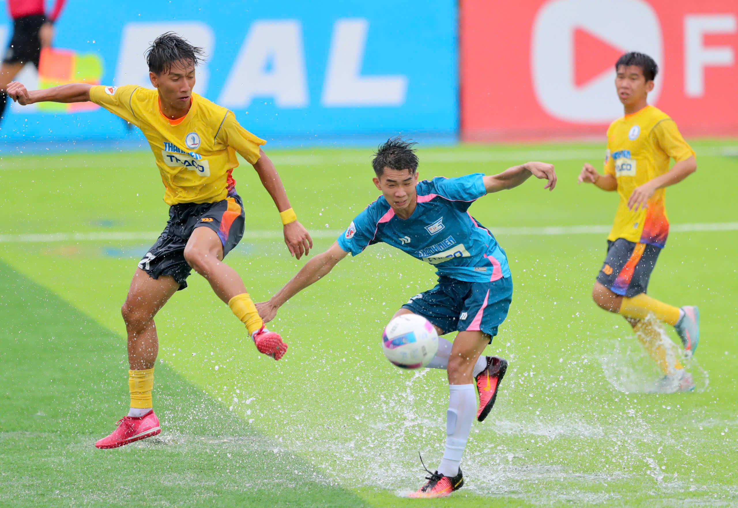  'Lửa' miền Tây cháy trong cơn mưa nặng hạt - Ảnh 1.