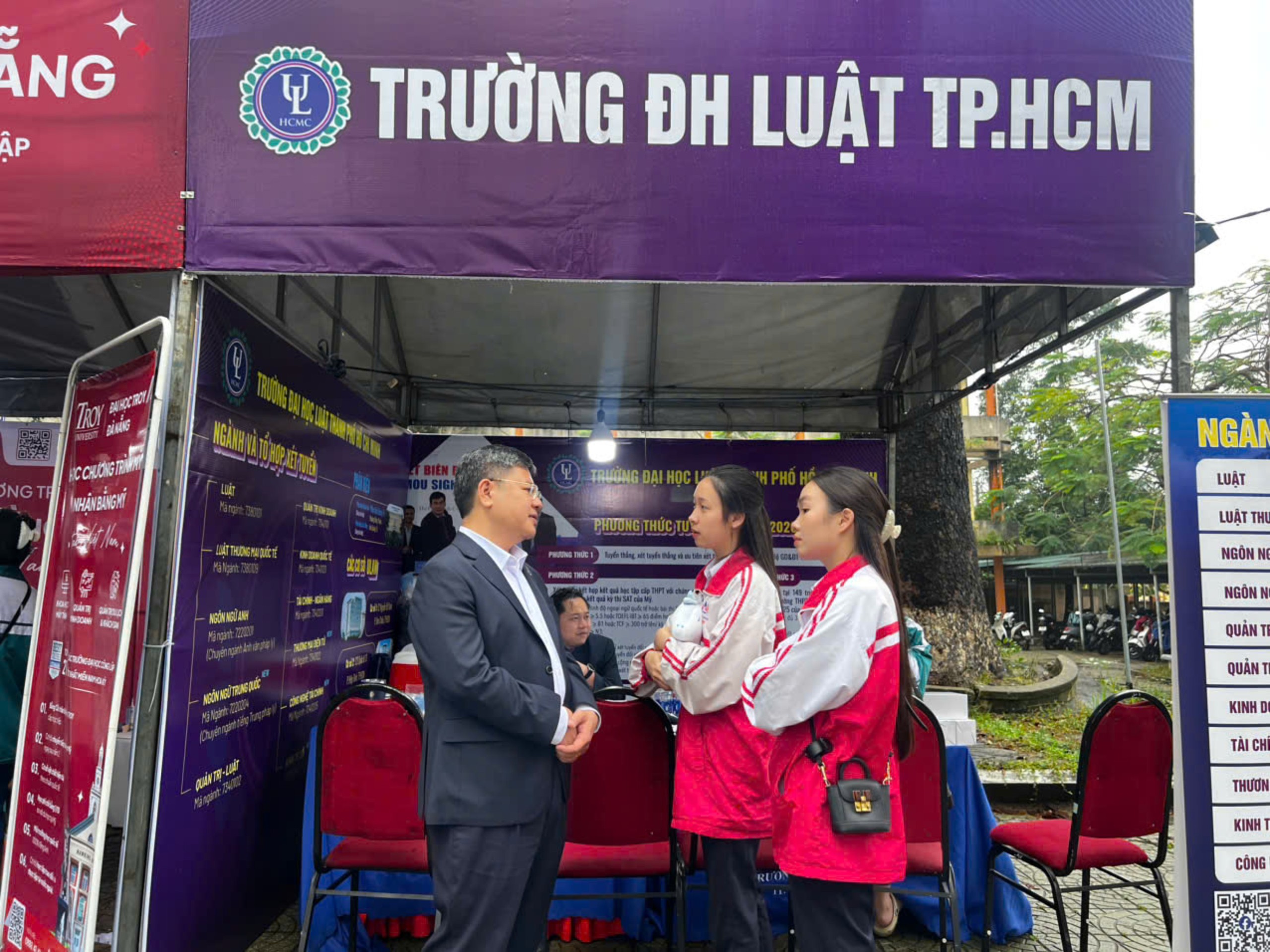 Học sinh Quảng Trị chen chân tìm cơ hội tại Chương trình Tư vấn mùa thi - Ảnh 3.