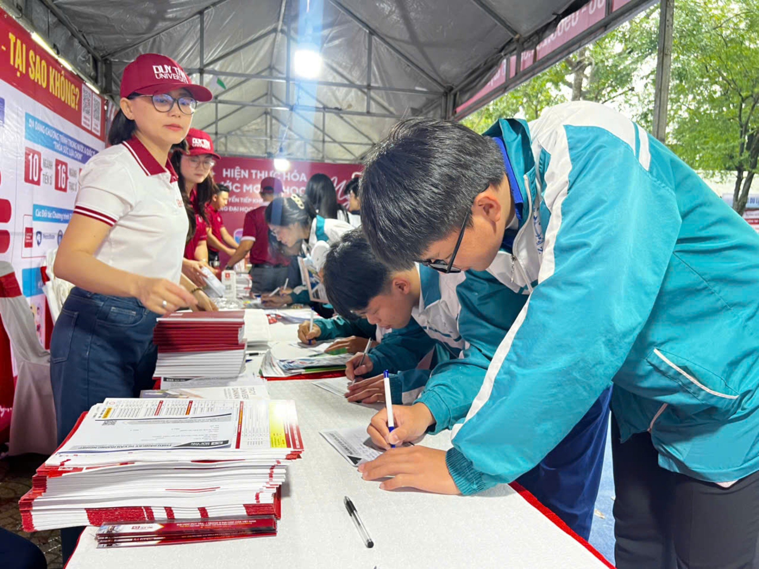 Học sinh Quảng Trị chen chân tìm cơ hội tại Chương trình Tư vấn mùa thi - Ảnh 8.