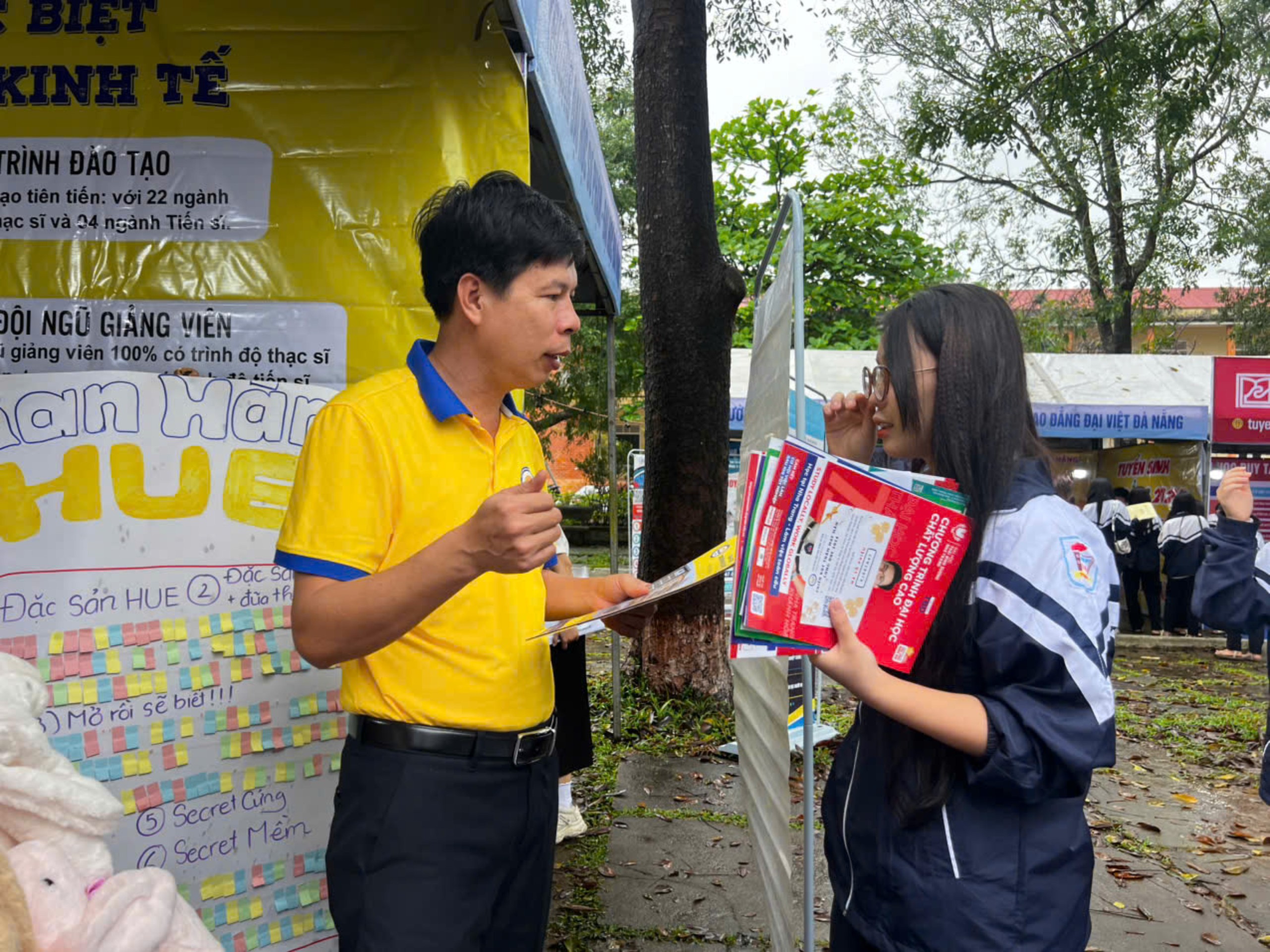 Học sinh Quảng Trị chen chân tìm cơ hội tại Chương trình Tư vấn mùa thi - Ảnh 4.