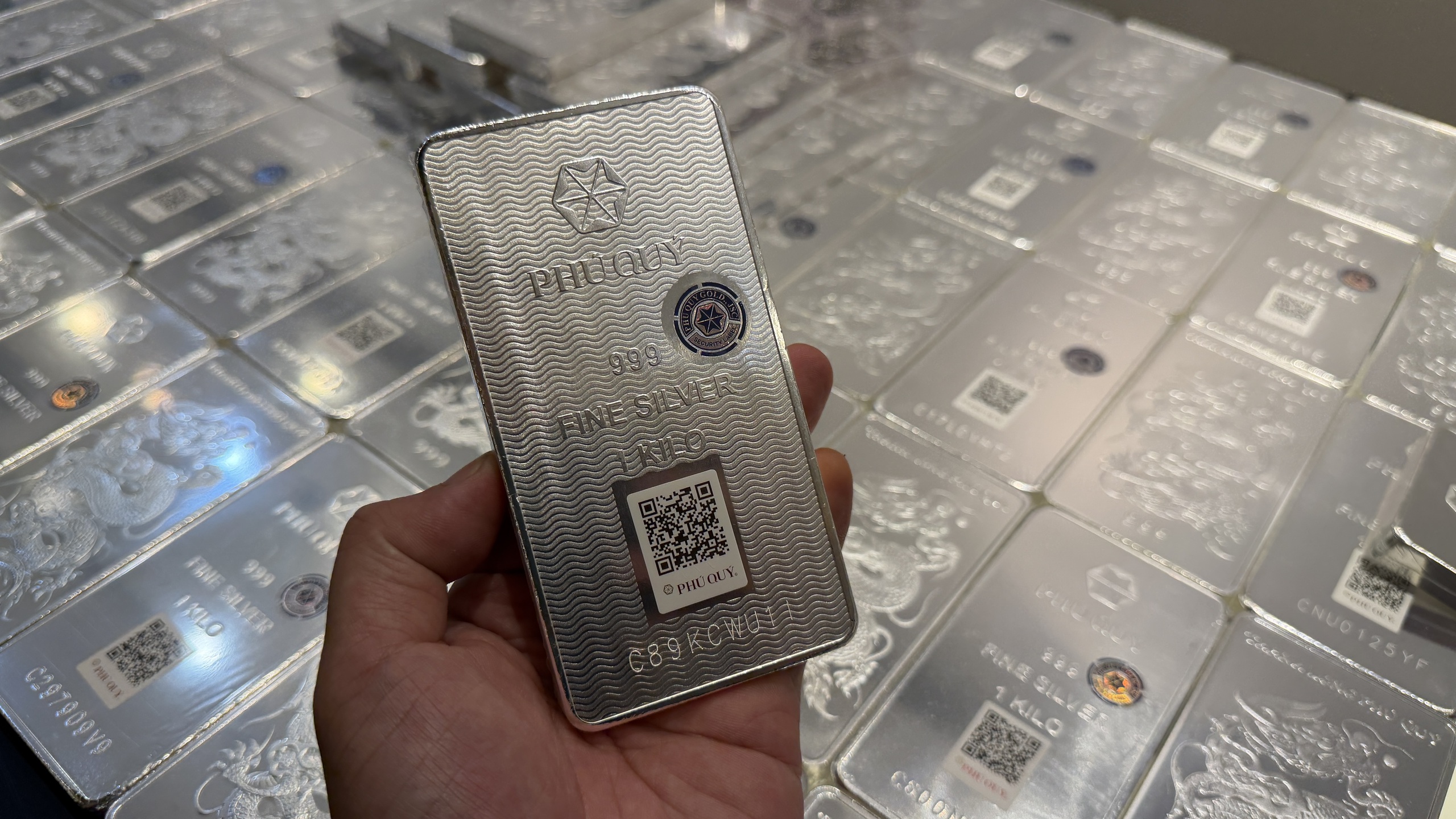 Giá vàng, giá bạc 'lao dốc', nửa tháng lỗ hơn 11 triệu đồng/lượng - Ảnh 2.