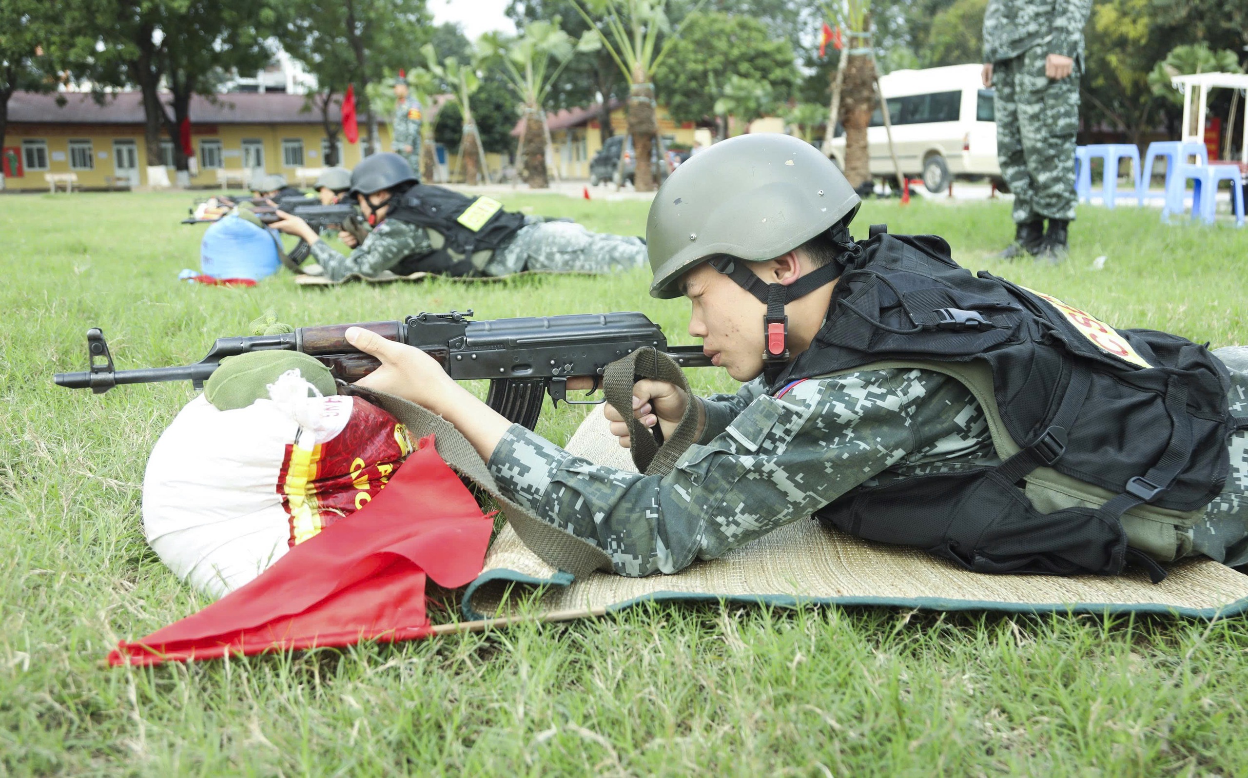 Cảnh s&aacute;t đặc nhiệm tinh nhuệ sẵn s&agrave;ng đảm bảo an ninh tuyệt đối ng&agrave;y bầu cử - Ảnh 4.