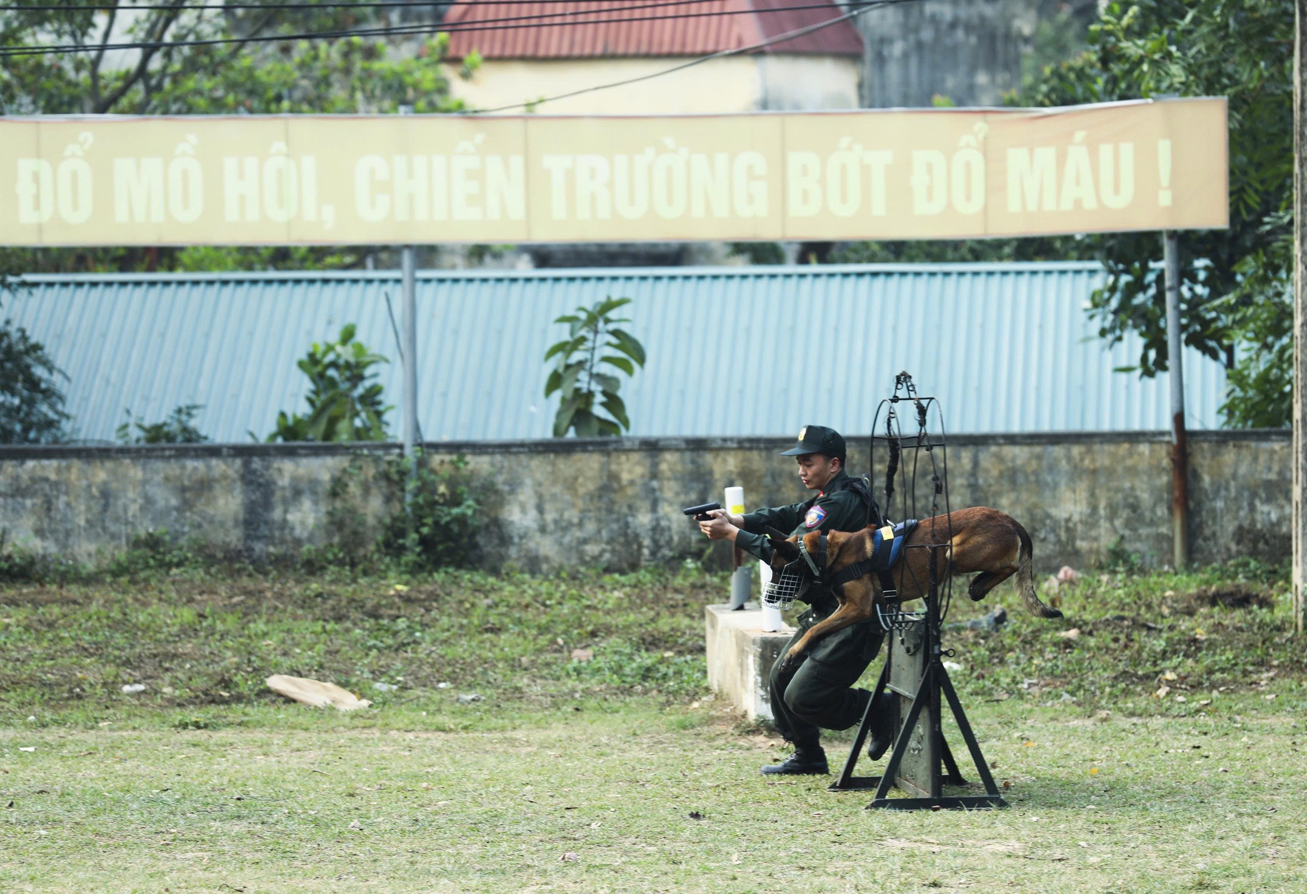 Cảnh s&aacute;t đặc nhiệm tinh nhuệ sẵn s&agrave;ng đảm bảo an ninh tuyệt đối ng&agrave;y bầu cử - Ảnh 11.