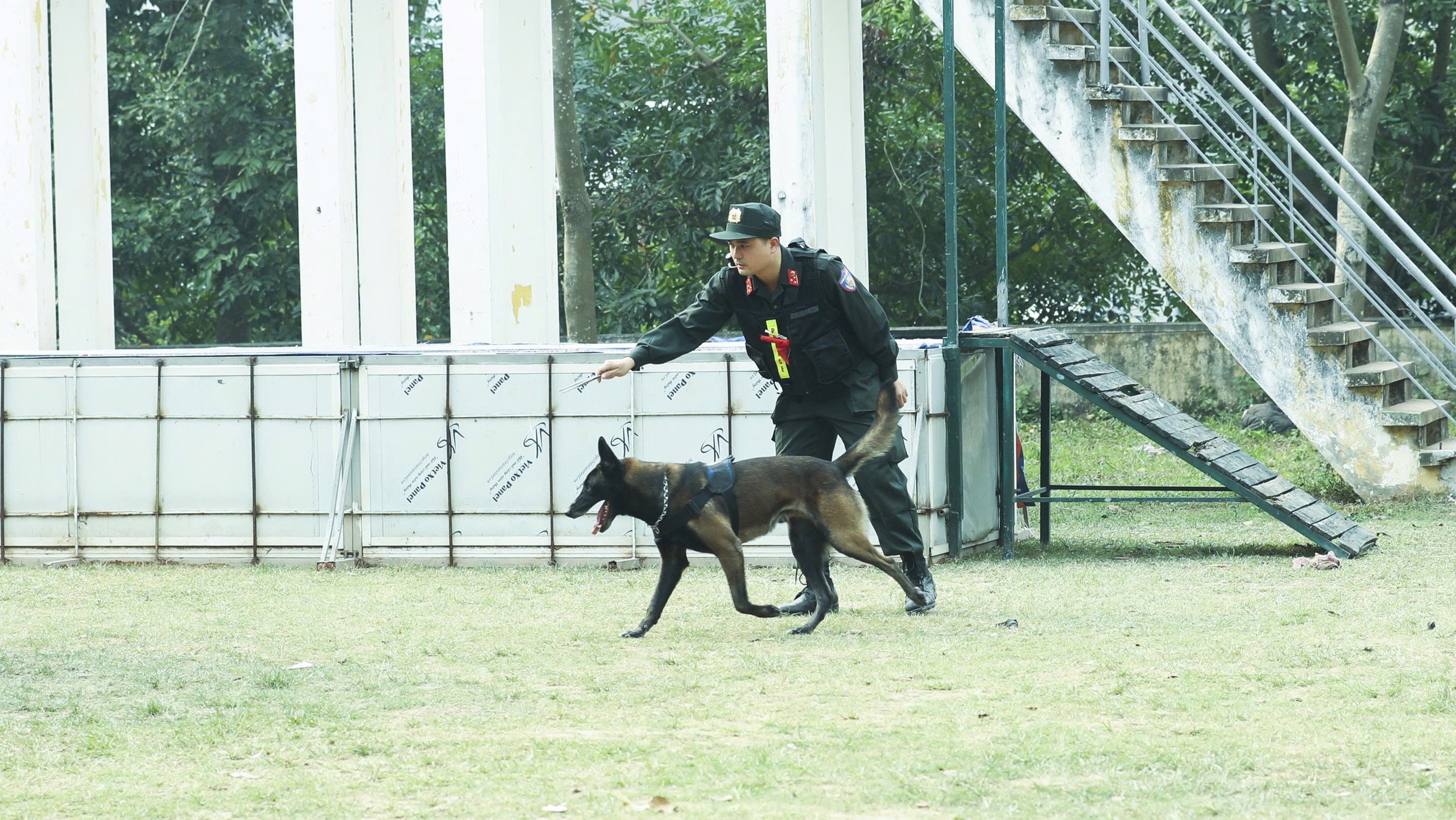 Cảnh s&aacute;t đặc nhiệm tinh nhuệ sẵn s&agrave;ng đảm bảo an ninh tuyệt đối ng&agrave;y bầu cử - Ảnh 12.