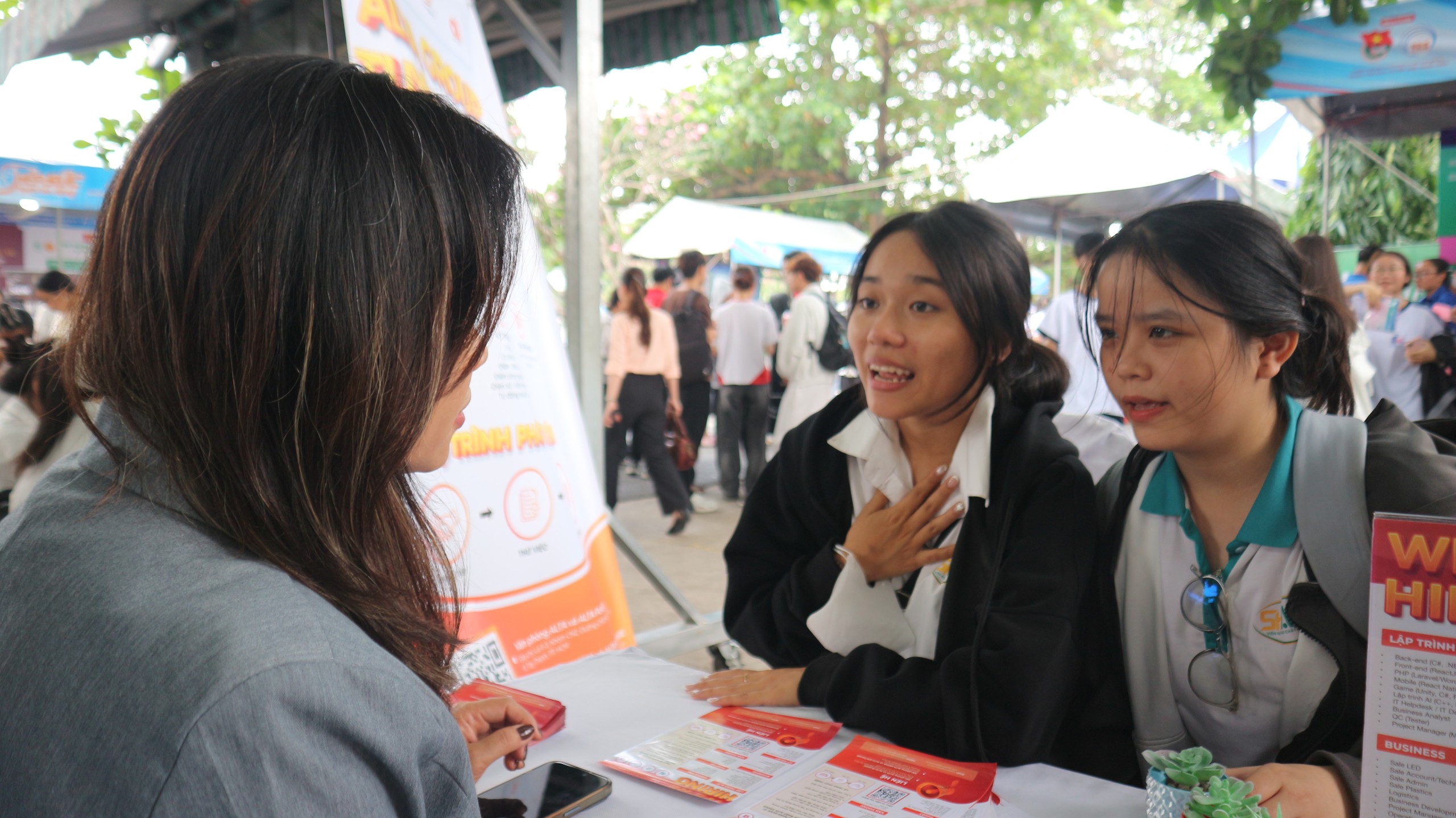 Hàng ngàn việc làm từ 12-15 triệu đồng/tháng đang chờ ứng viên- Ảnh 2.