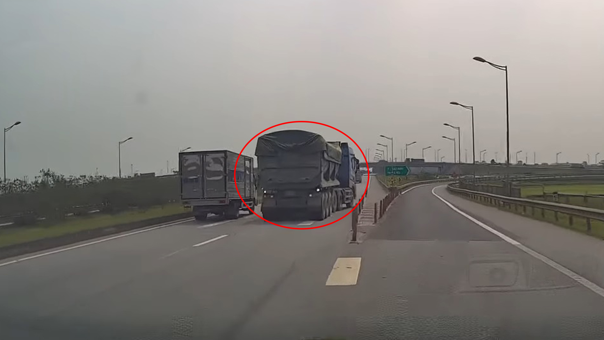 Tài xế xe ben đi lùi trên cao tốc: Nguy hiểm rình rập, đề nghị tước bằng lái