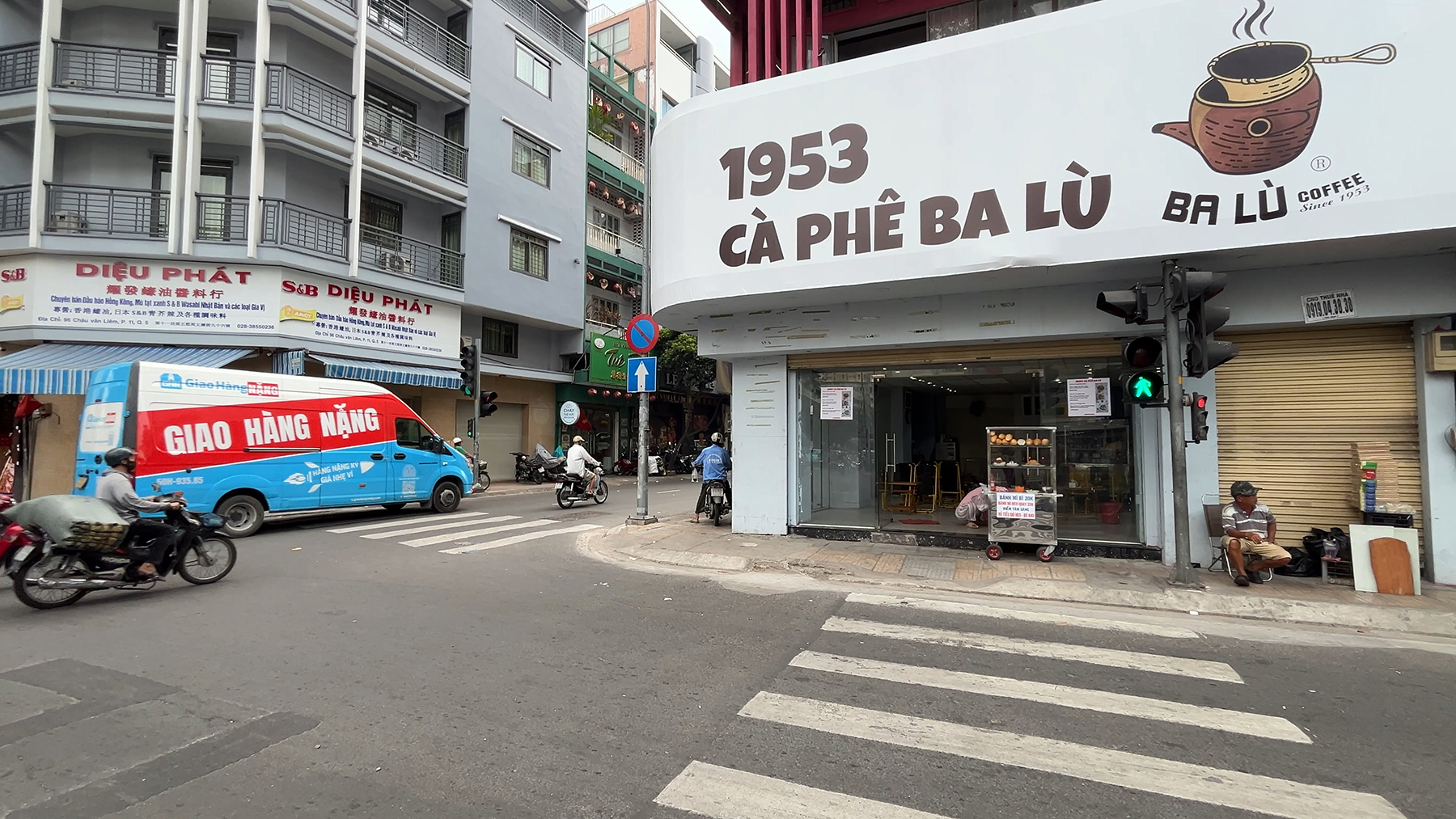 Qu&aacute;n c&agrave; ph&ecirc; vợt Ba L&ugrave; mới &lsquo;mọc&rsquo; ở Chợ Lớn c&oacute; ch&iacute;nh gốc? - Ảnh 1.