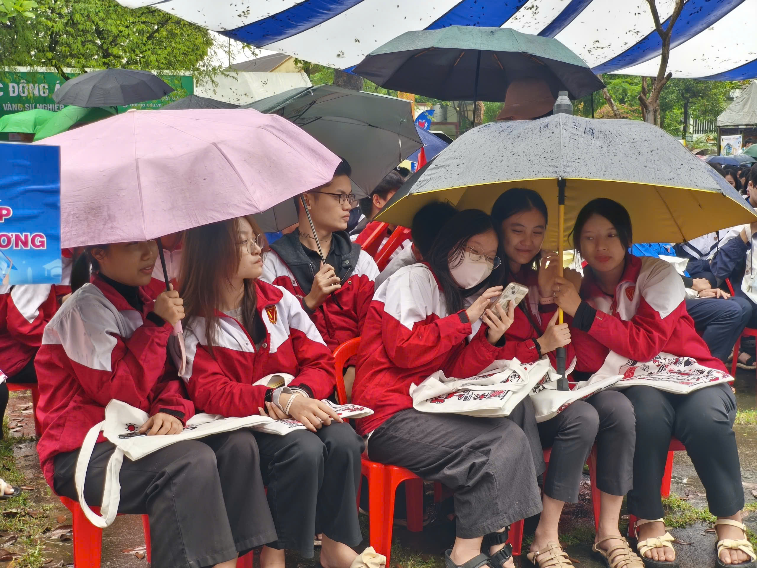 Bộ GD-ĐT lưu ý điểm mới của kỳ thi tốt nghiệp THPT 2026 - Ảnh 4.