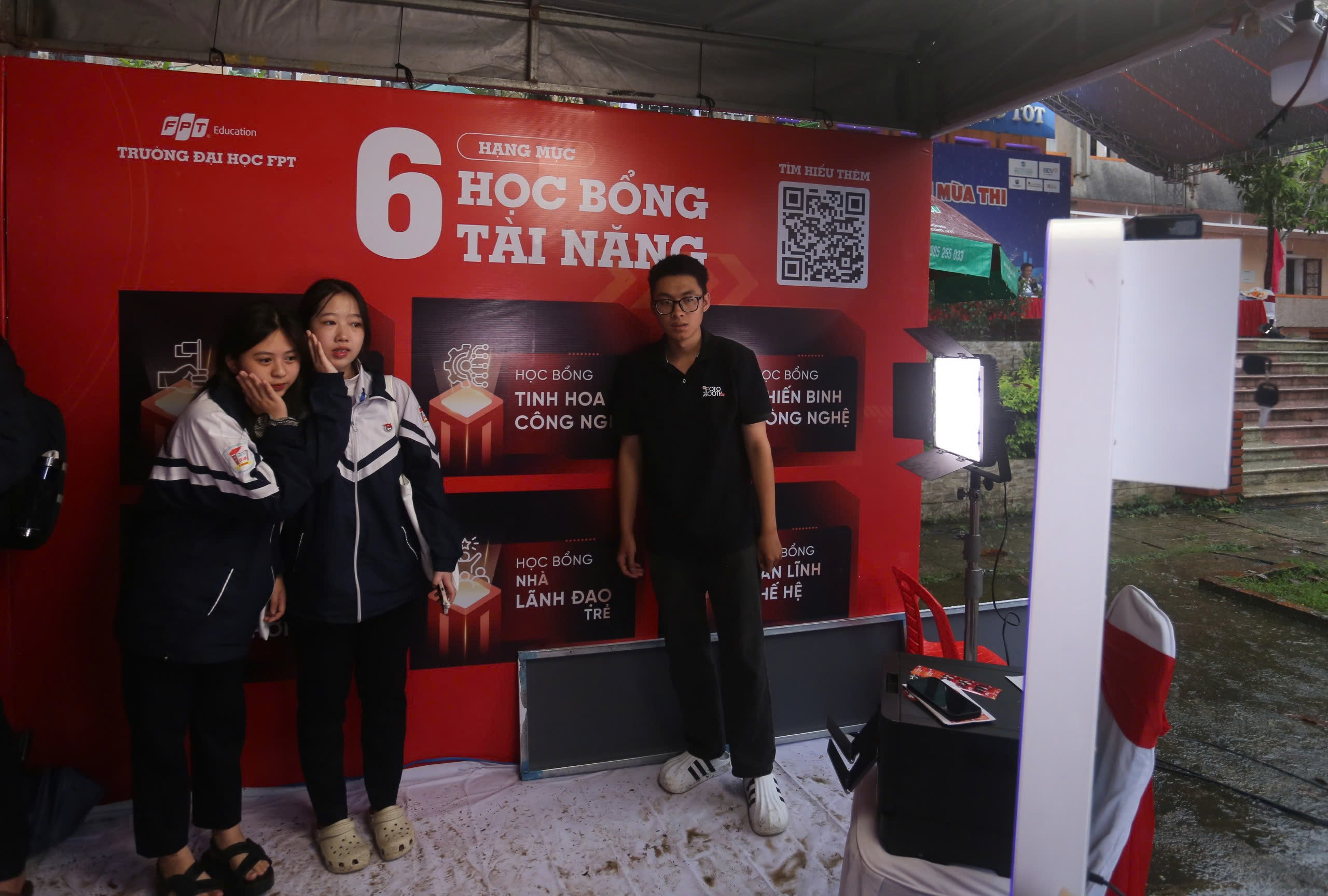 Học sinh Quảng Trị t&igrave;m cơ hội học tập tại Chương tr&igrave;nh Tư vấn m&ugrave;a thi - Ảnh 12.