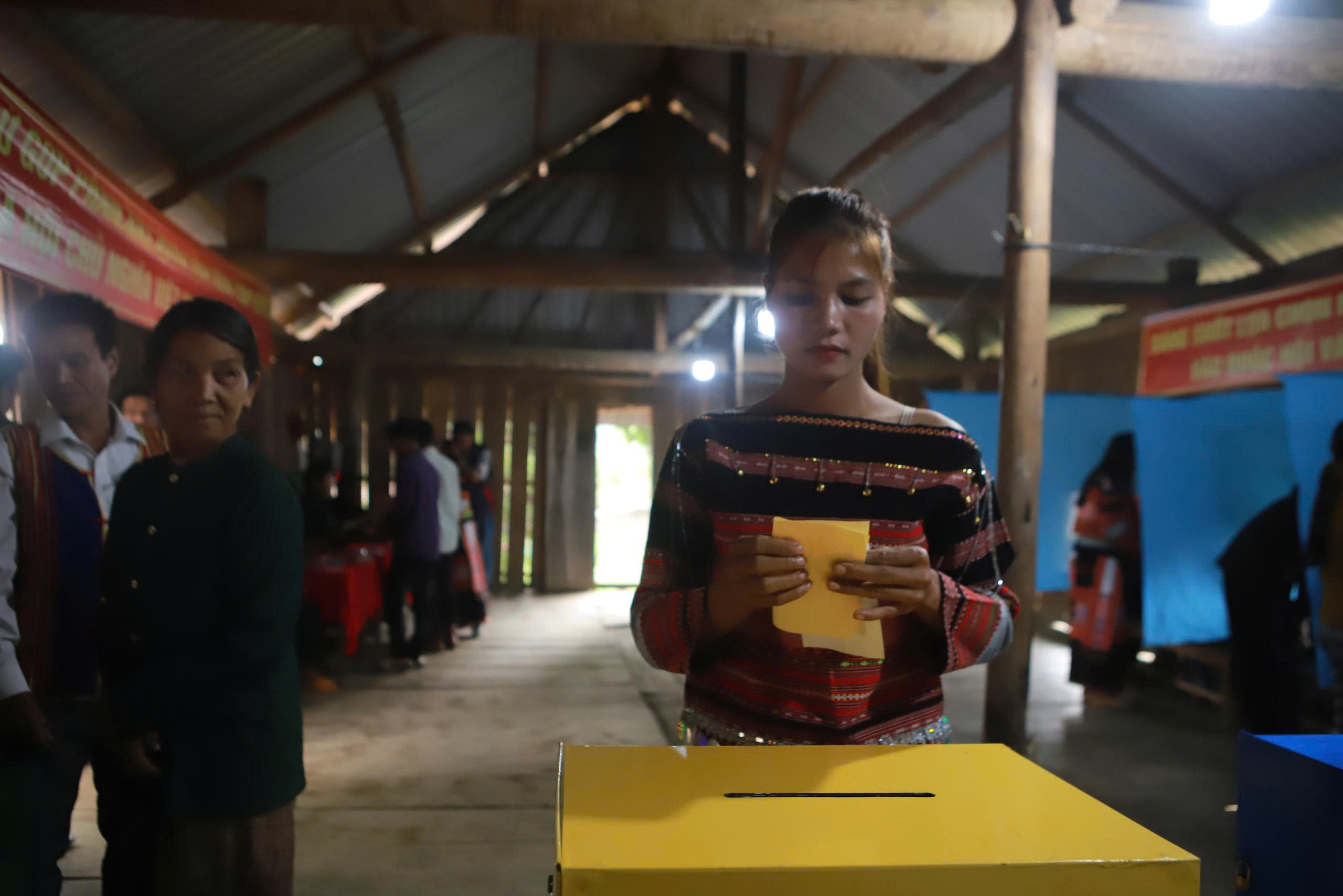 Làng biệt lập ở Gia Lai hoàn thành bầu cử sớm giữa núi cao - Ảnh 3.