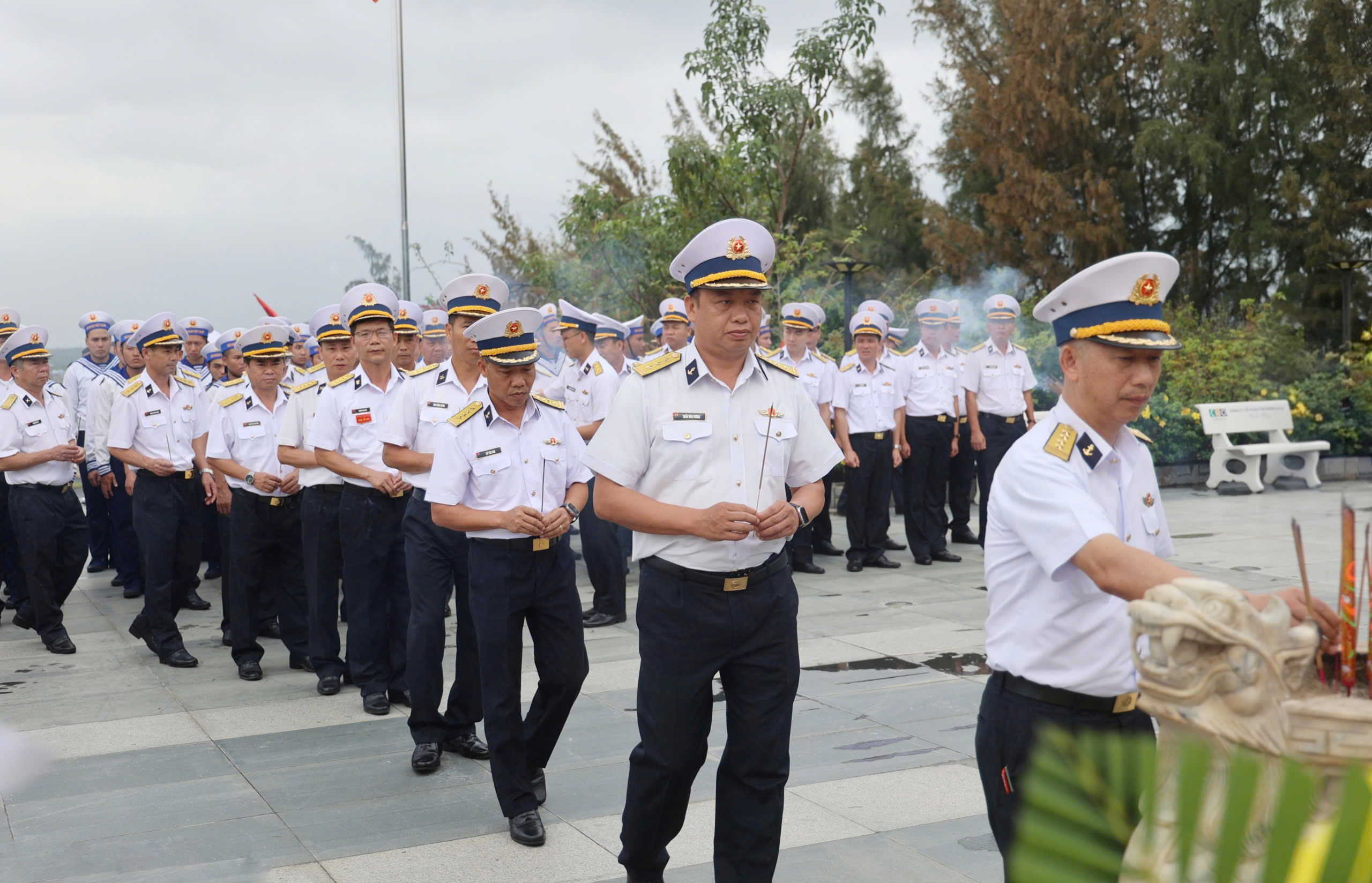 H&agrave;ng ng&agrave;n người d&acirc;ng hương tưởng nhớ 64 chiến sĩ Gạc Ma nằm lại ph&iacute;a ch&acirc;n trời- Ảnh 2.