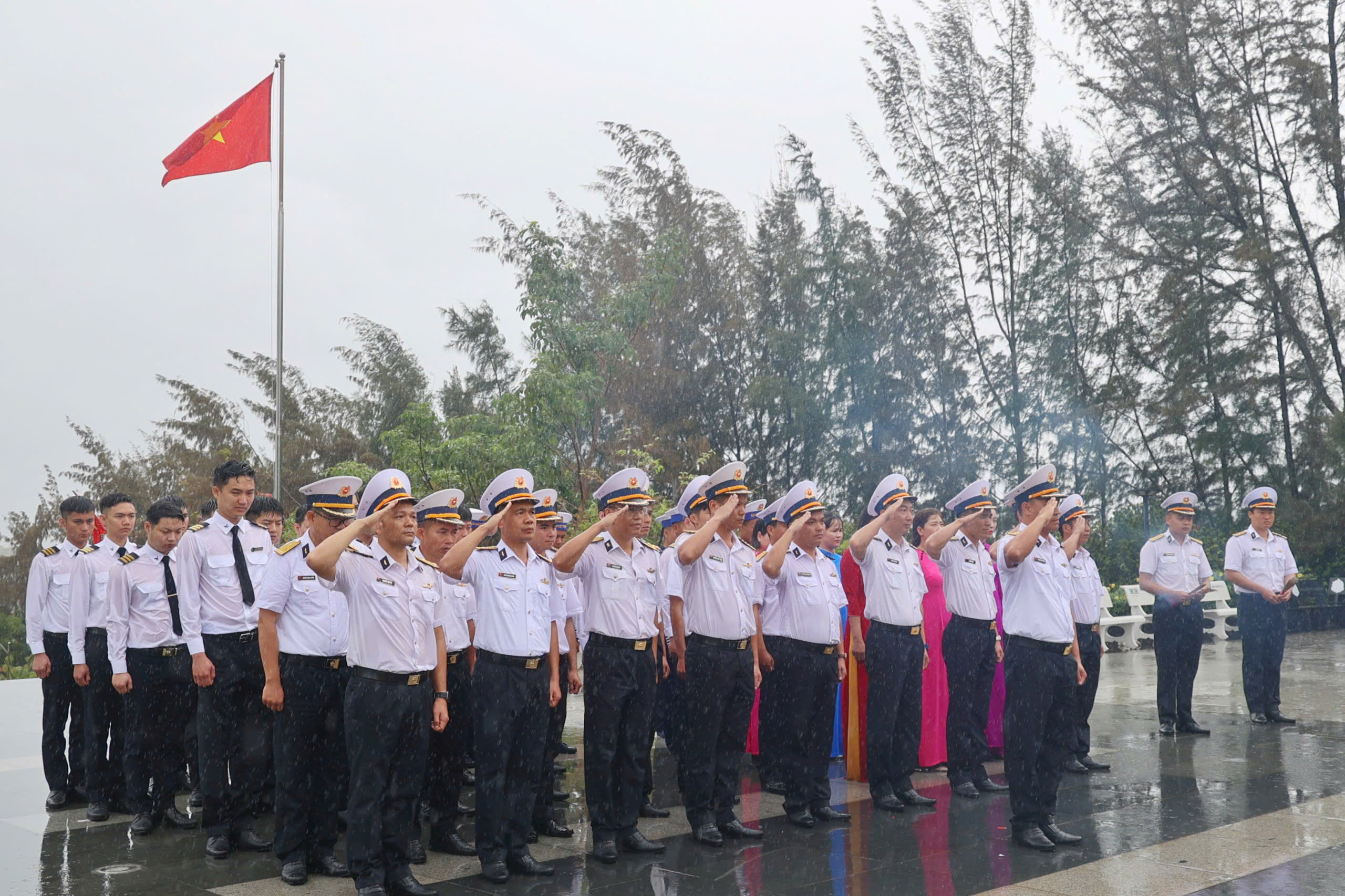 H&agrave;ng ng&agrave;n người d&acirc;ng hương tưởng nhớ 64 chiến sĩ Gạc Ma nằm lại ph&iacute;a ch&acirc;n trời- Ảnh 3.