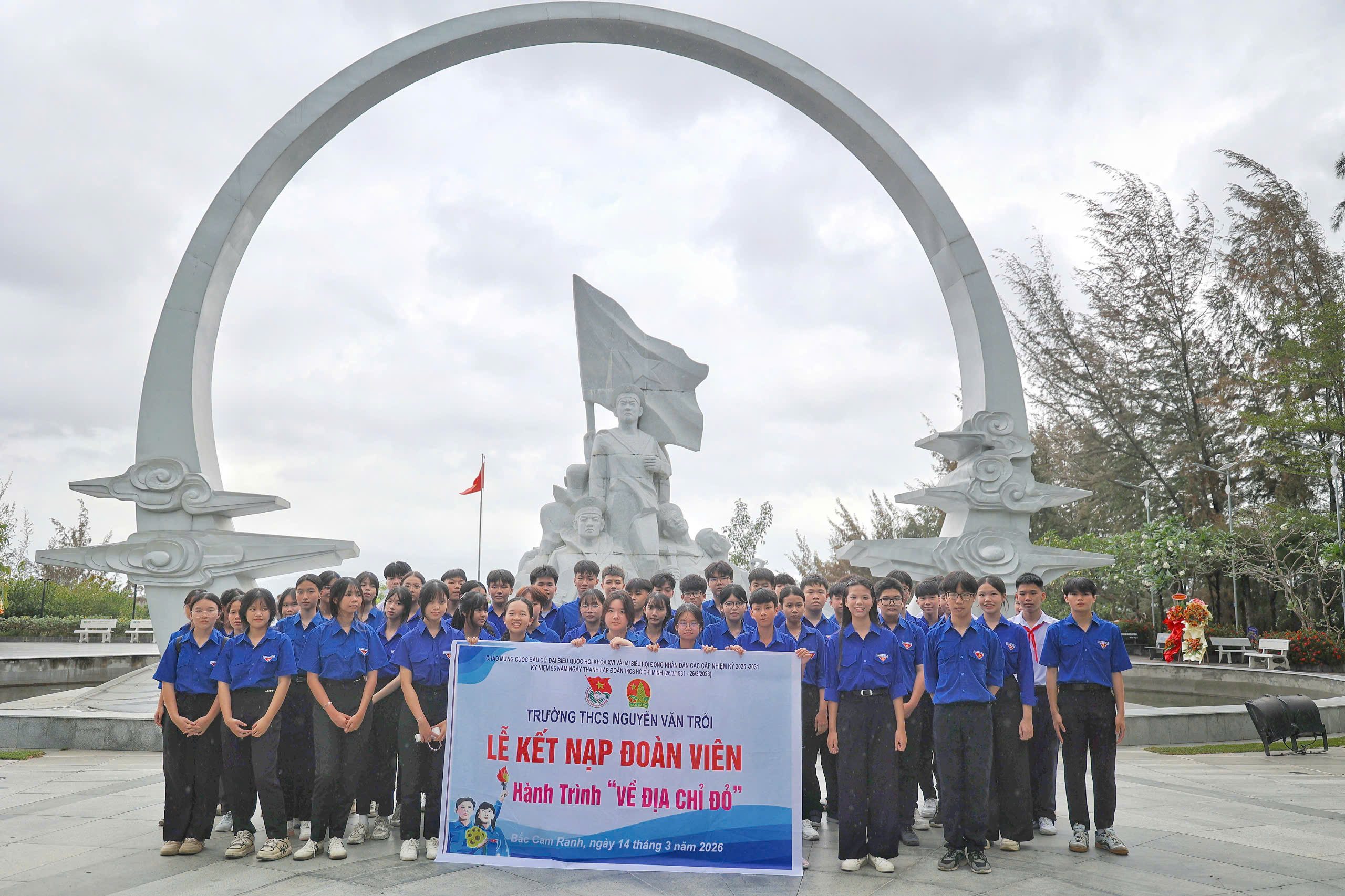 H&agrave;ng ng&agrave;n người d&acirc;ng hương tưởng nhớ 64 chiến sĩ Gạc Ma nằm lại ph&iacute;a ch&acirc;n trời- Ảnh 18.