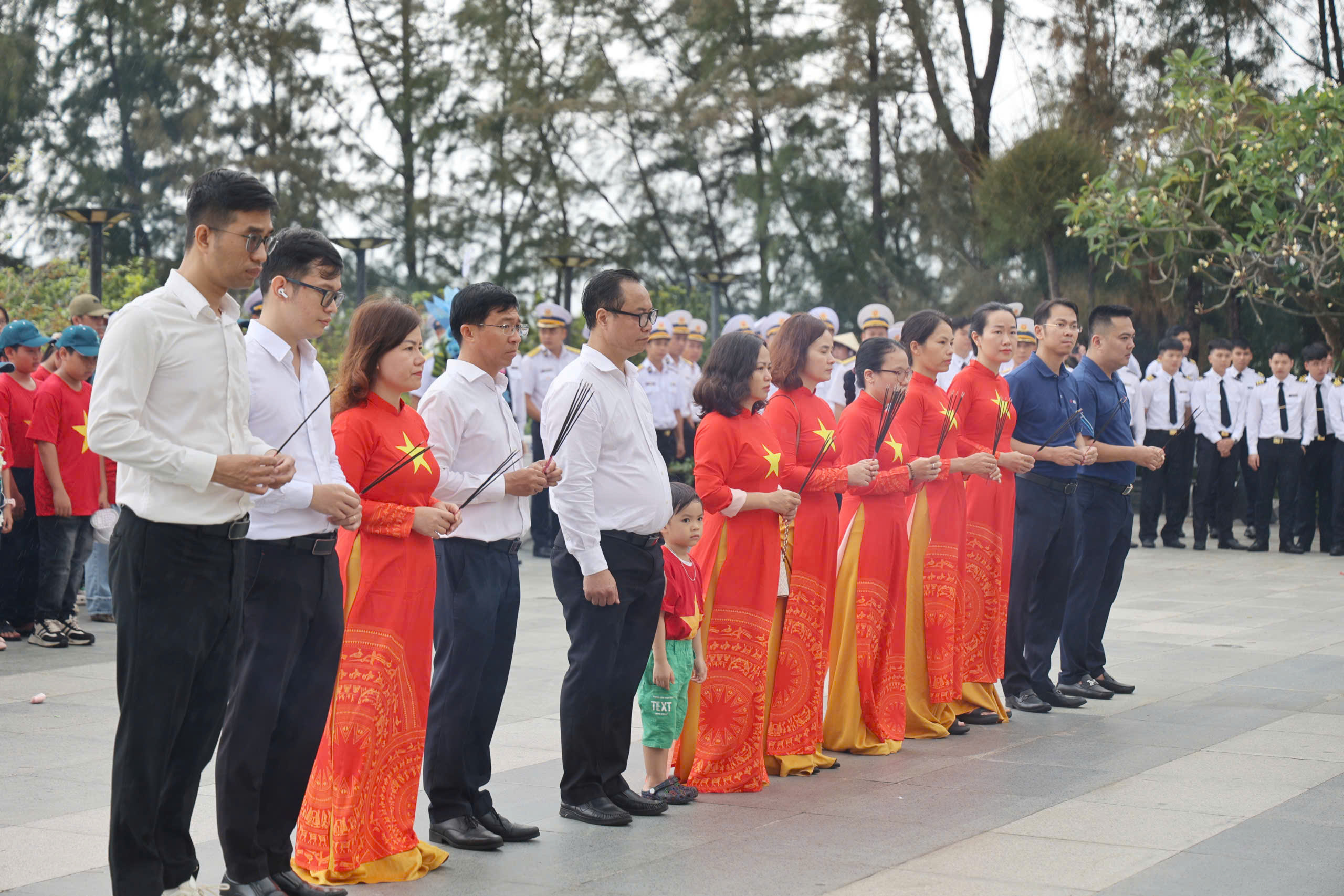 H&agrave;ng ng&agrave;n người d&acirc;ng hương tưởng nhớ 64 chiến sĩ Gạc Ma nằm lại ph&iacute;a ch&acirc;n trời- Ảnh 1.