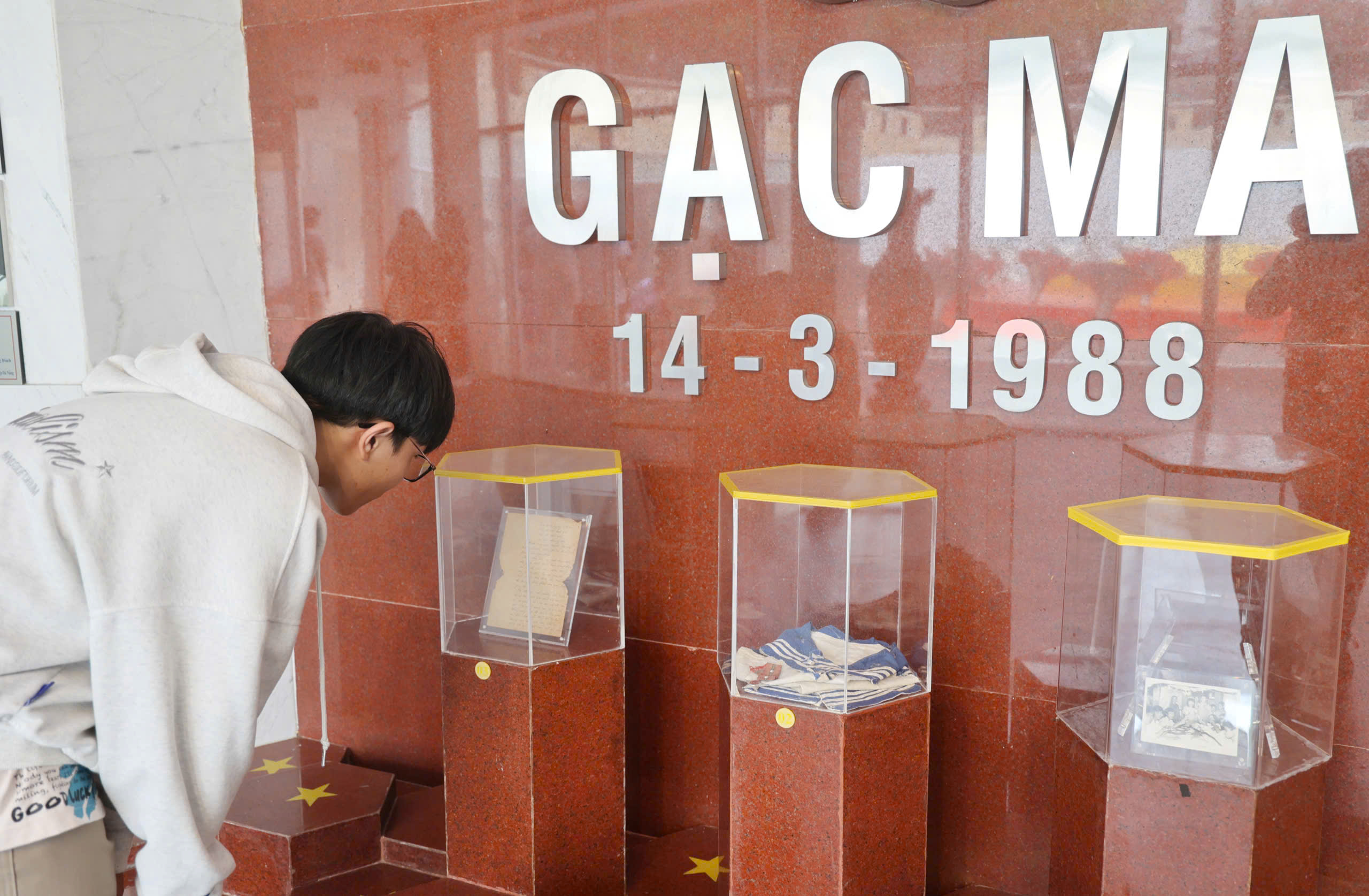 Hàng ngàn người dâng hương tưởng nhớ 64 chiến sĩ Gạc Ma nằm lại phía chân trời- Ảnh 14.