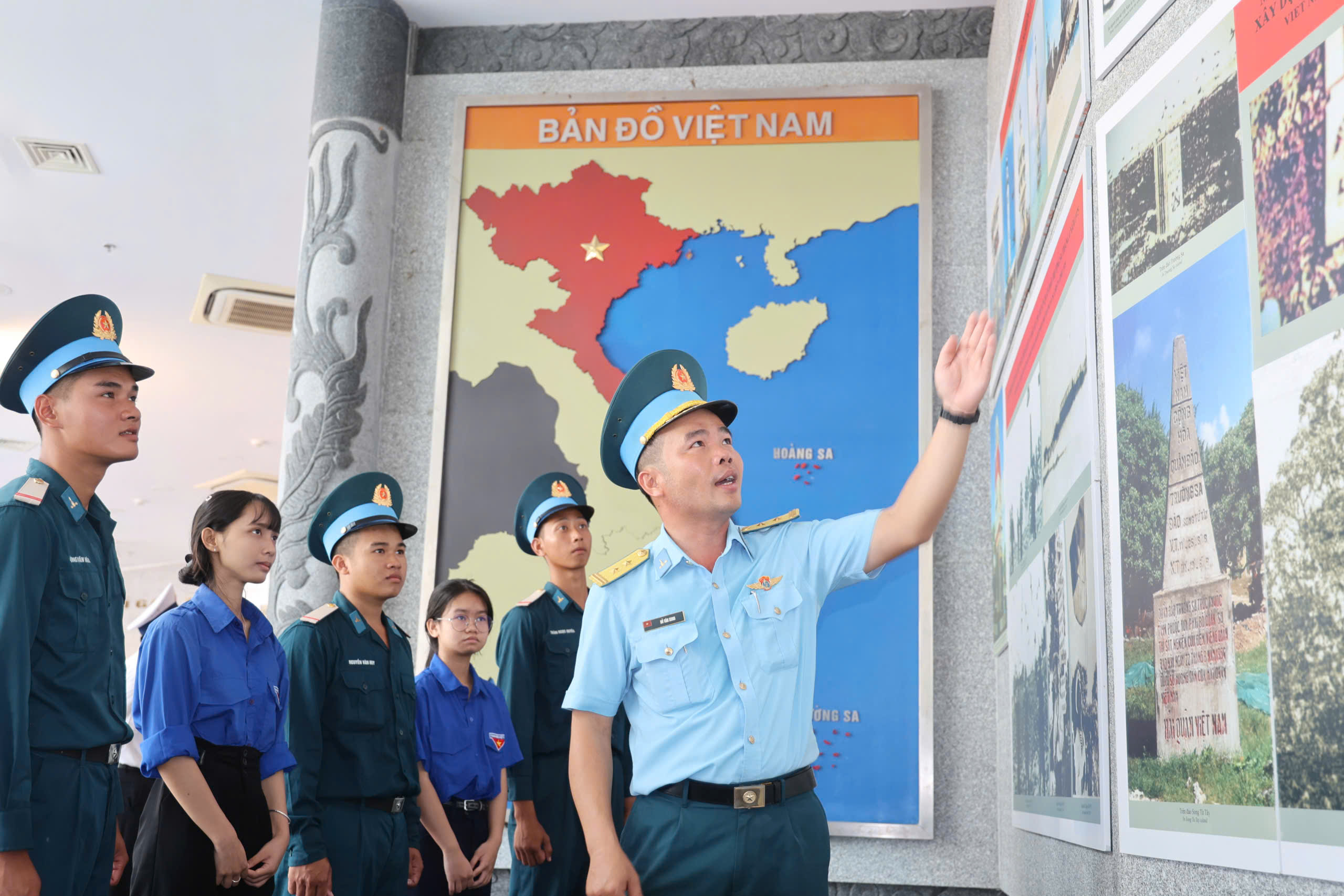 H&agrave;ng ng&agrave;n người d&acirc;ng hương tưởng nhớ 64 chiến sĩ Gạc Ma nằm lại ph&iacute;a ch&acirc;n trời- Ảnh 12.