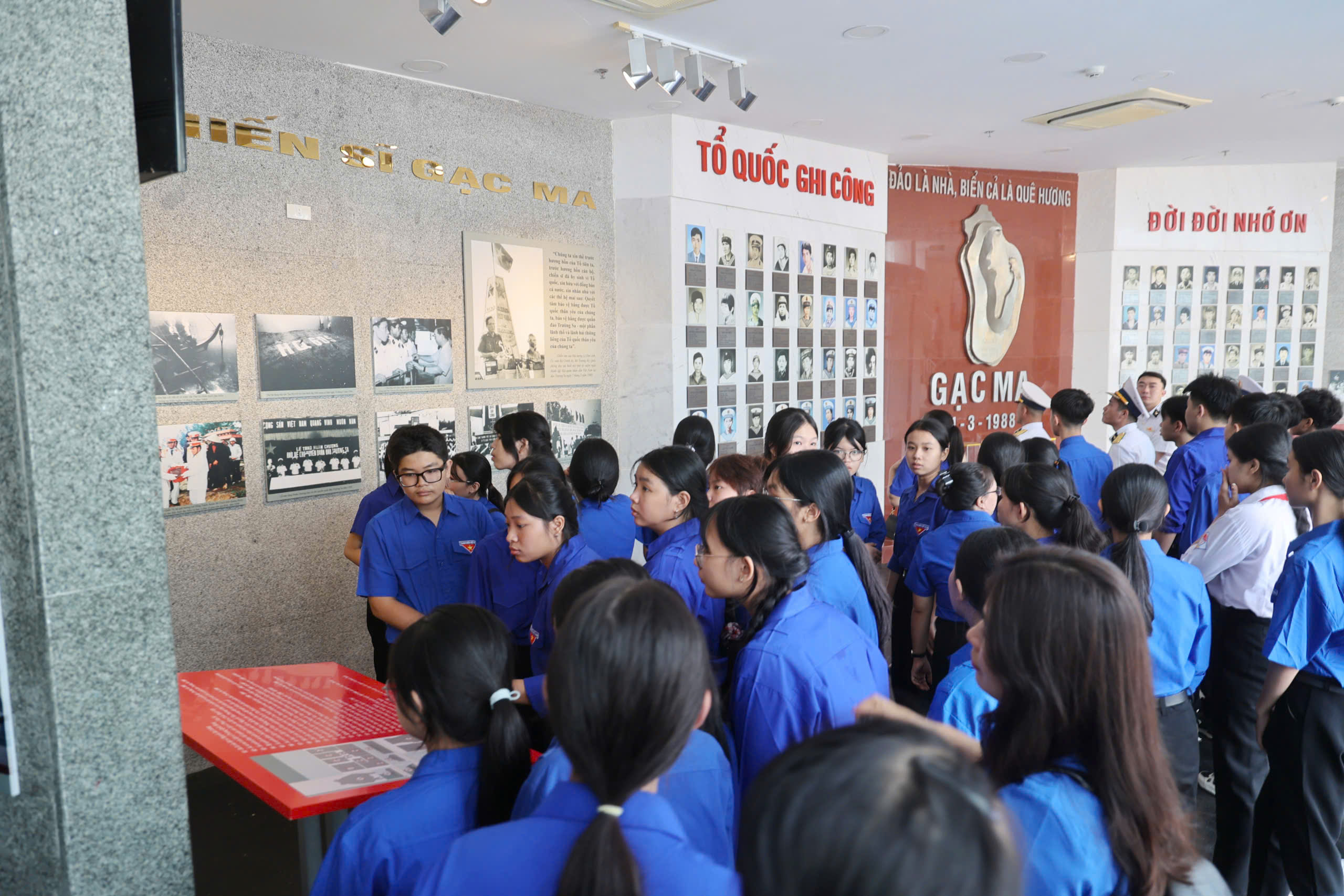 H&agrave;ng ng&agrave;n người d&acirc;ng hương tưởng nhớ 64 chiến sĩ Gạc Ma nằm lại ph&iacute;a ch&acirc;n trời- Ảnh 11.