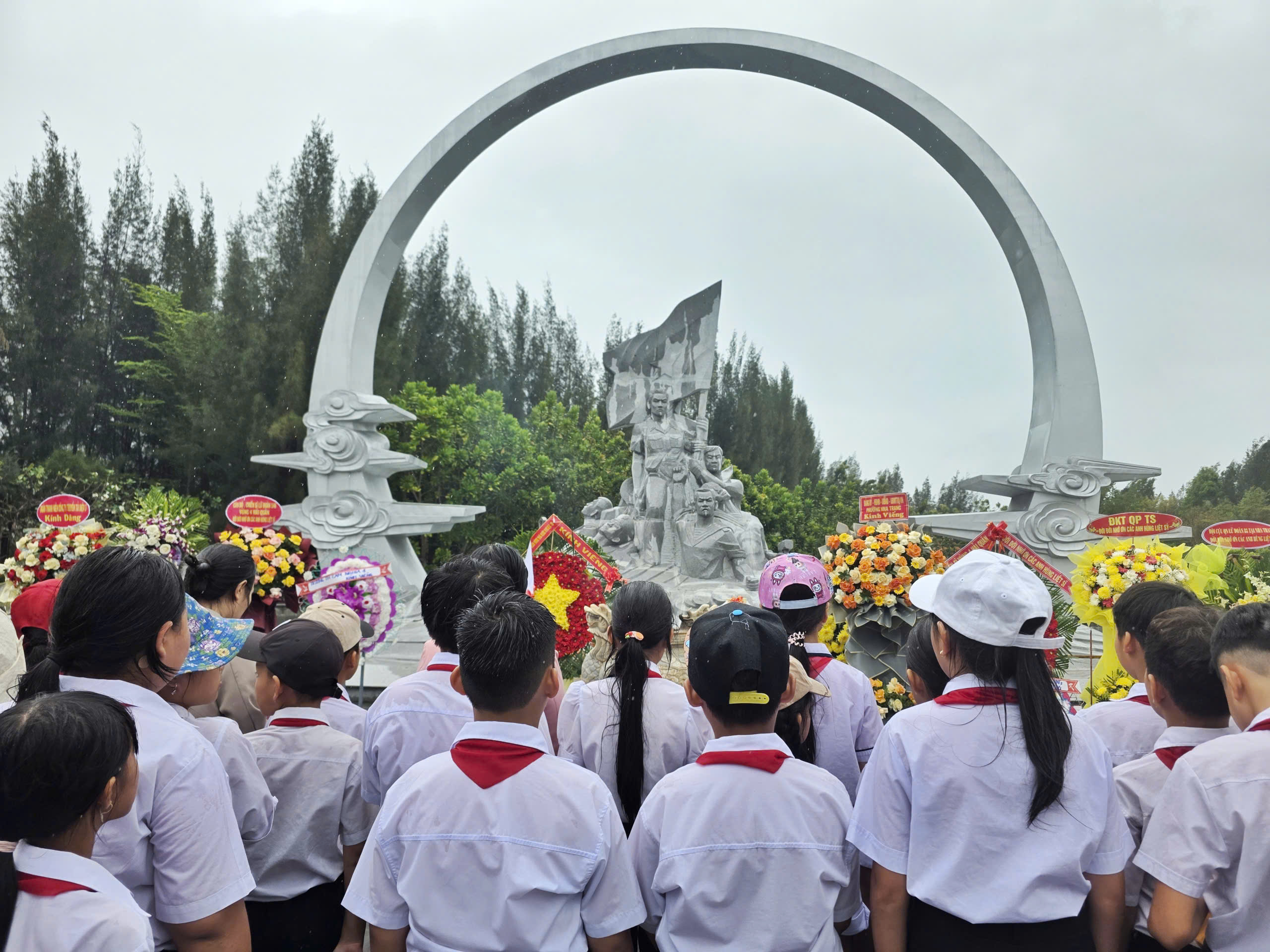 H&agrave;ng ng&agrave;n người d&acirc;ng hương tưởng nhớ 64 chiến sĩ Gạc Ma nằm lại ph&iacute;a ch&acirc;n trời- Ảnh 10.