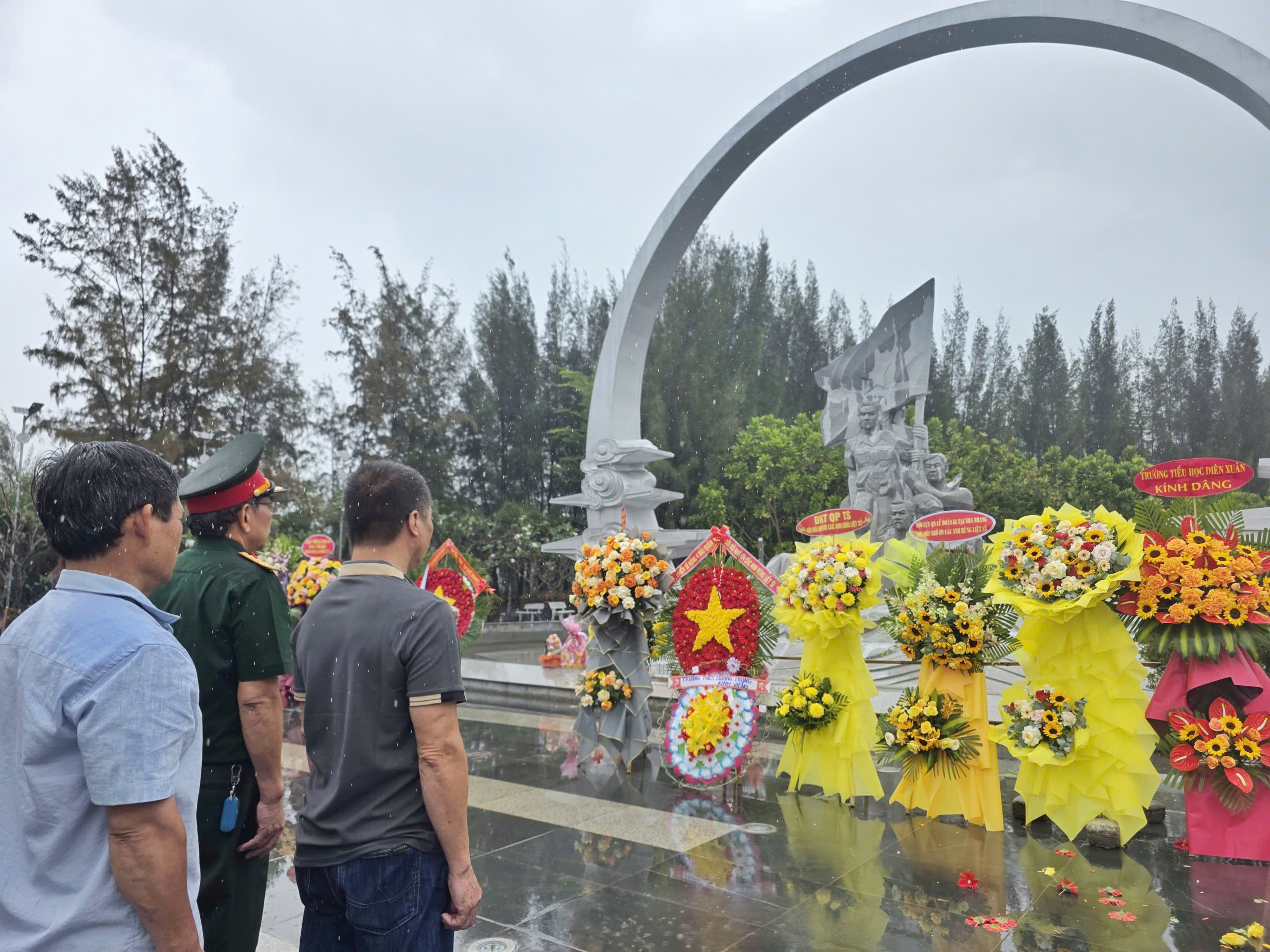 Hàng ngàn người dâng hương tưởng nhớ 64 chiến sĩ Gạc Ma nằm lại phía chân trời- Ảnh 5.