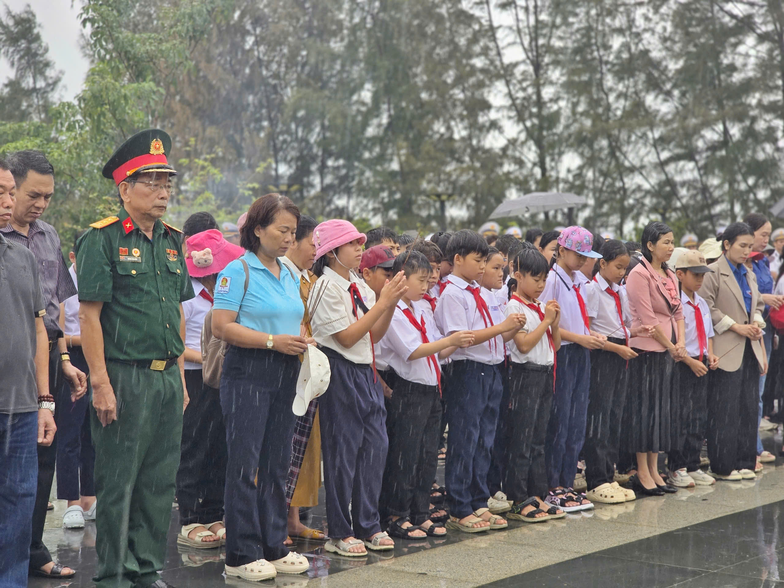 Hàng ngàn người dâng hương tưởng nhớ 64 chiến sĩ Gạc Ma nằm lại phía chân trời- Ảnh 7.