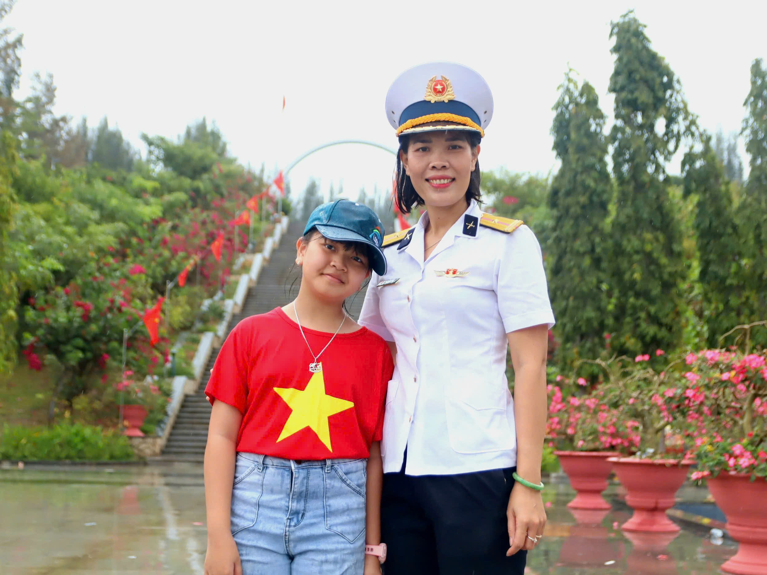 H&agrave;ng ng&agrave;n người d&acirc;ng hương tưởng nhớ 64 chiến sĩ Gạc Ma nằm lại ph&iacute;a ch&acirc;n trời- Ảnh 8.